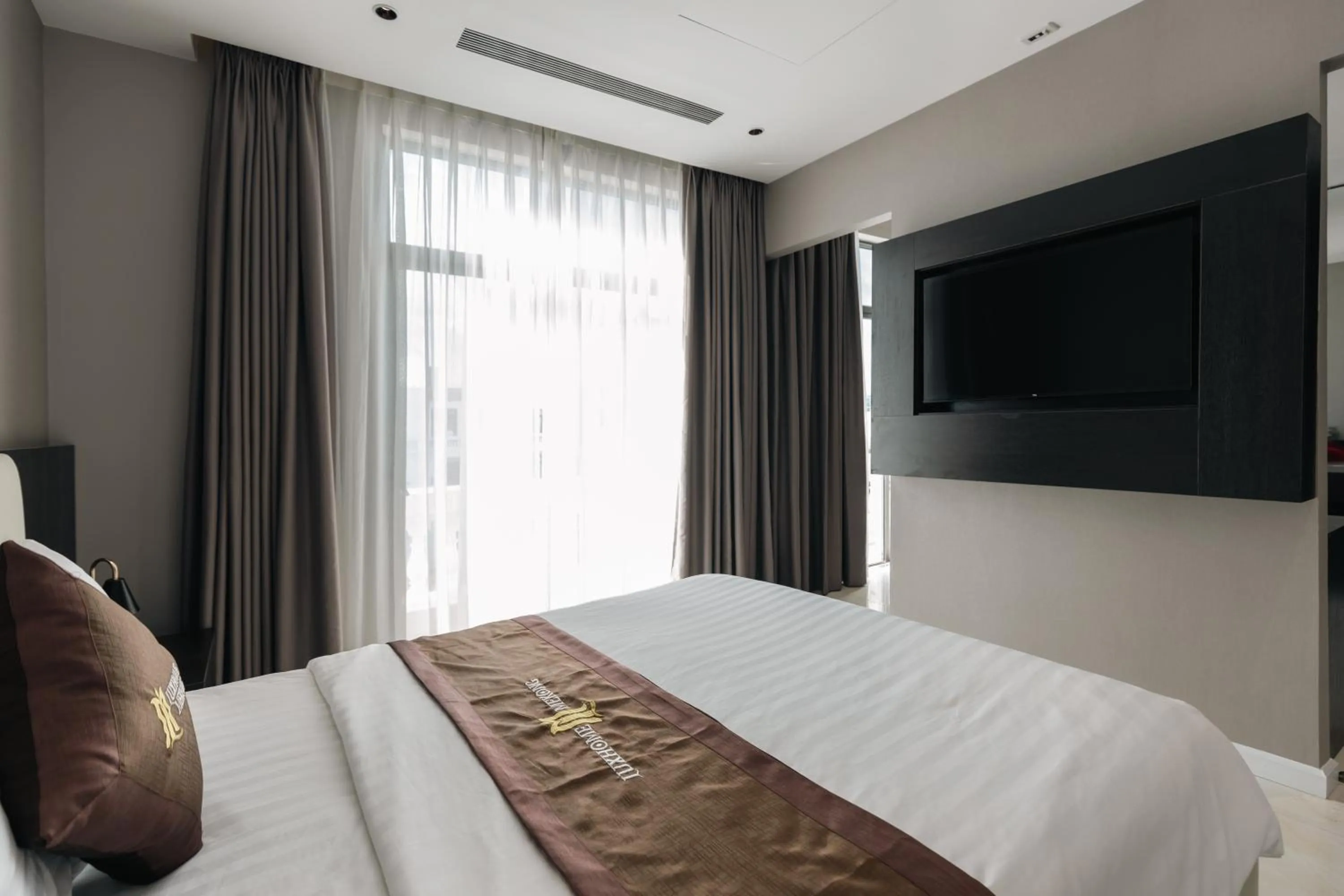 Communal lounge/ TV room, Bed in Luxhome Mekong Hotel