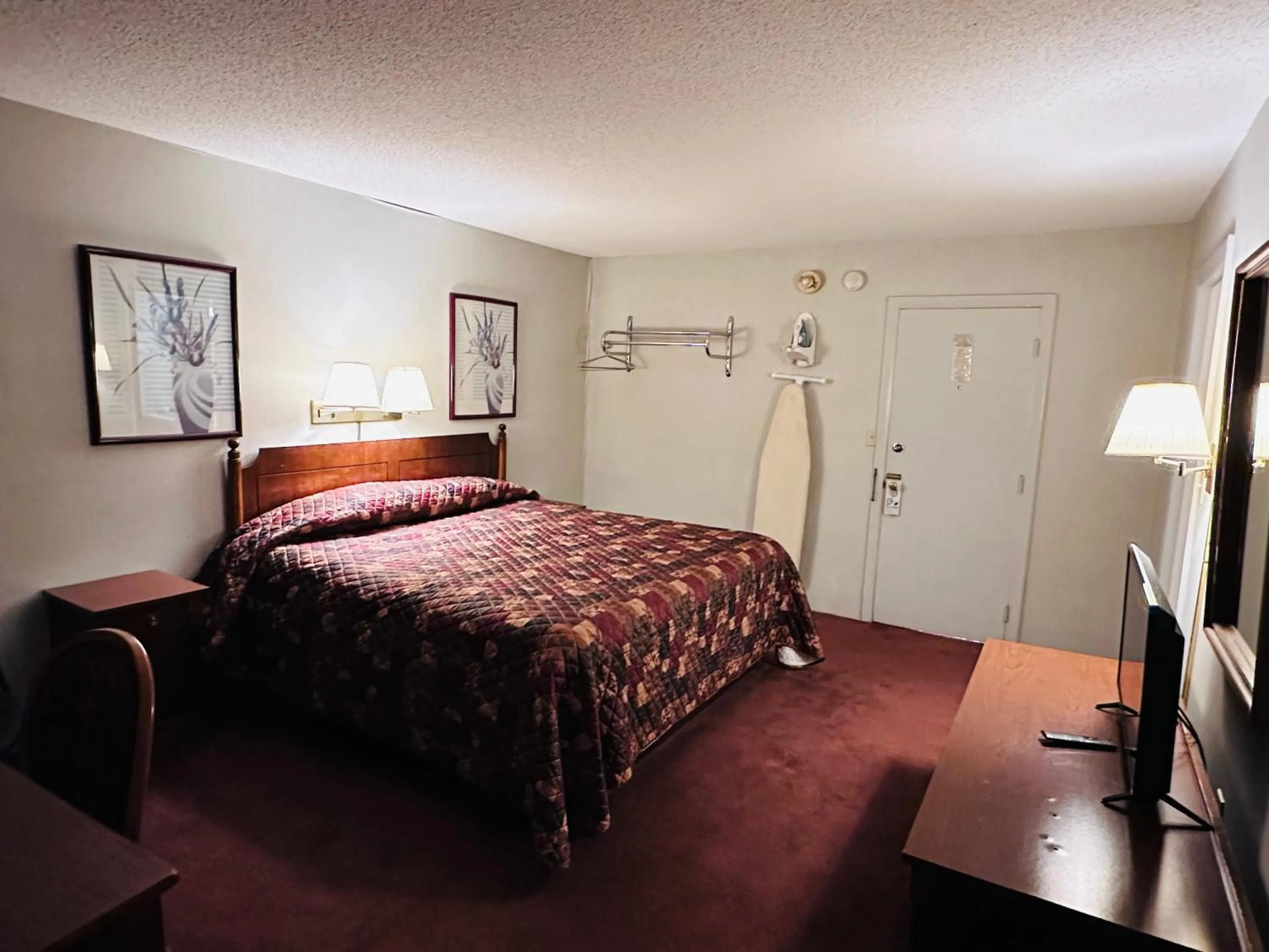 Bed in Pamola Motor Lodge