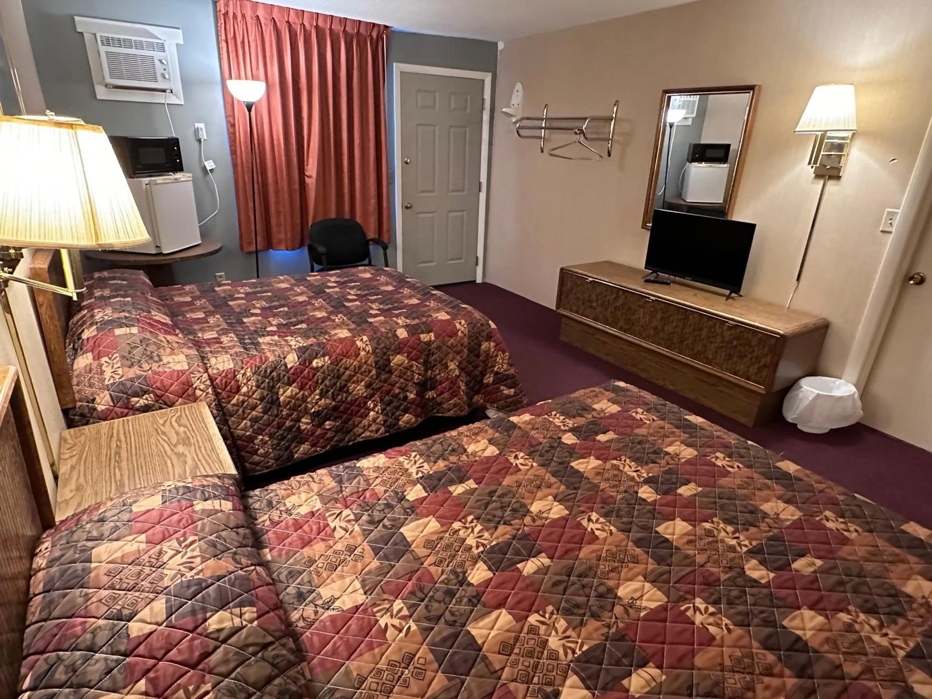 Bed in Pamola Motor Lodge