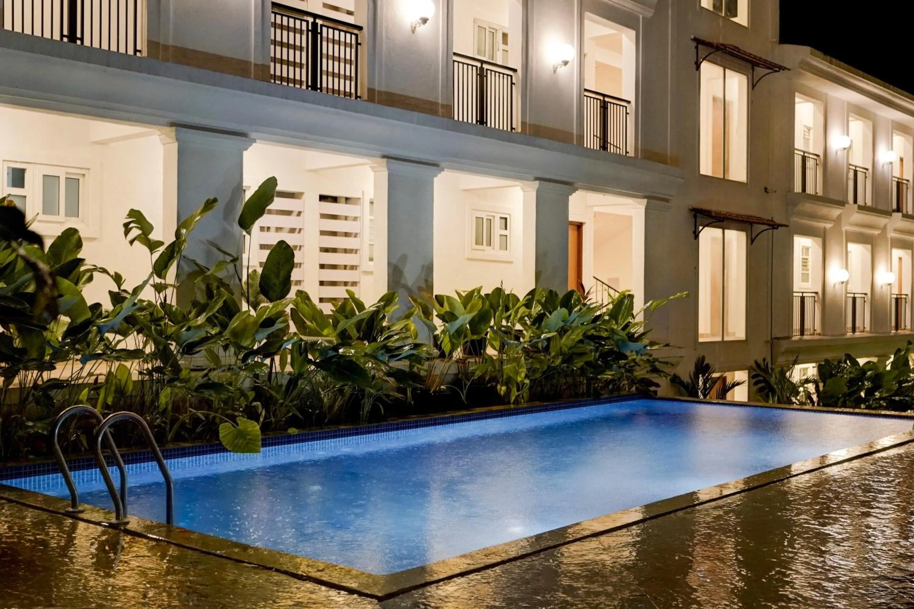 Swimming pool in Naavinya by DanCenter - 1BHK apartment in Siolim