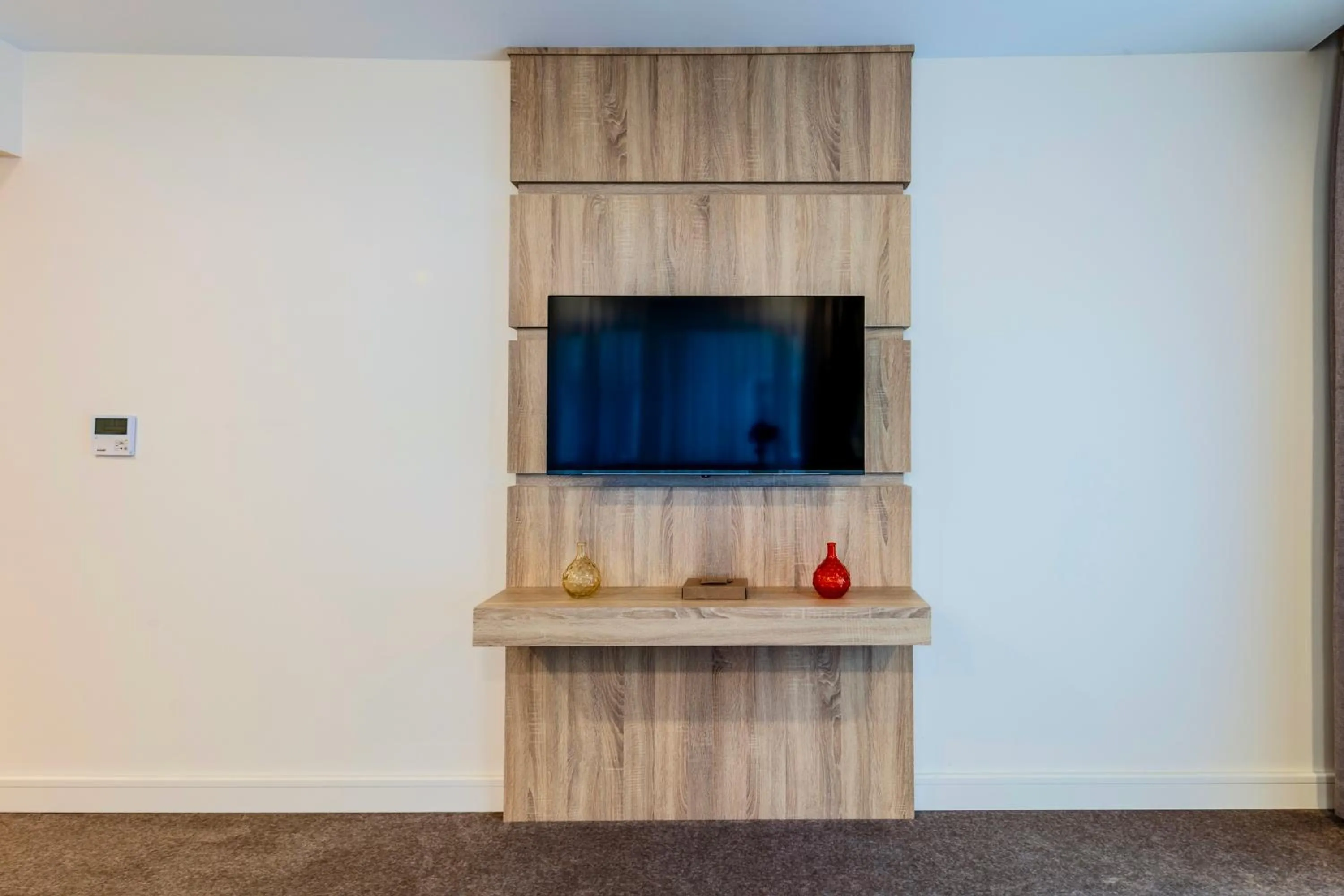 TV and multimedia in Roys Hotel & Suites