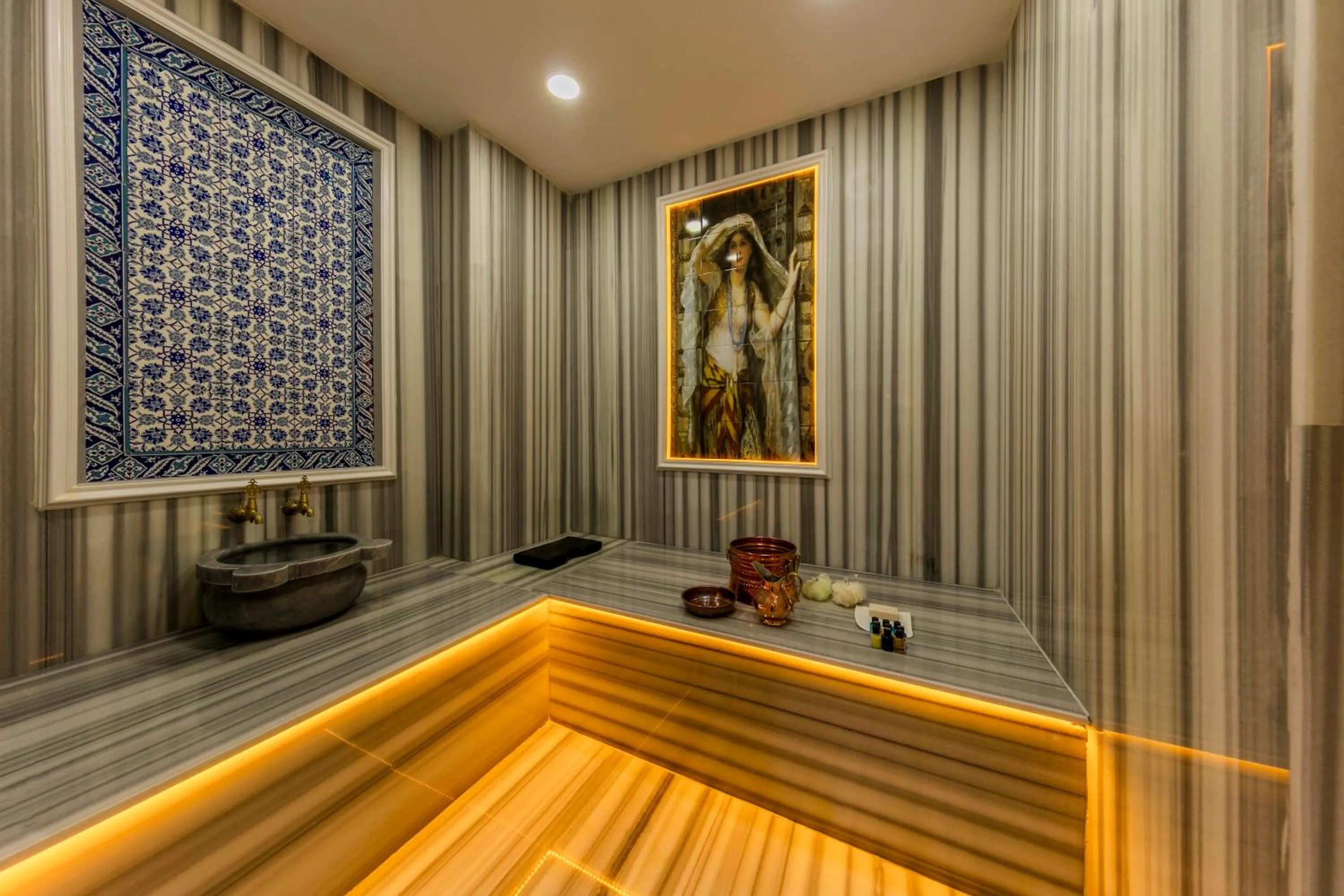 Steam room in Roys Hotel & Suites