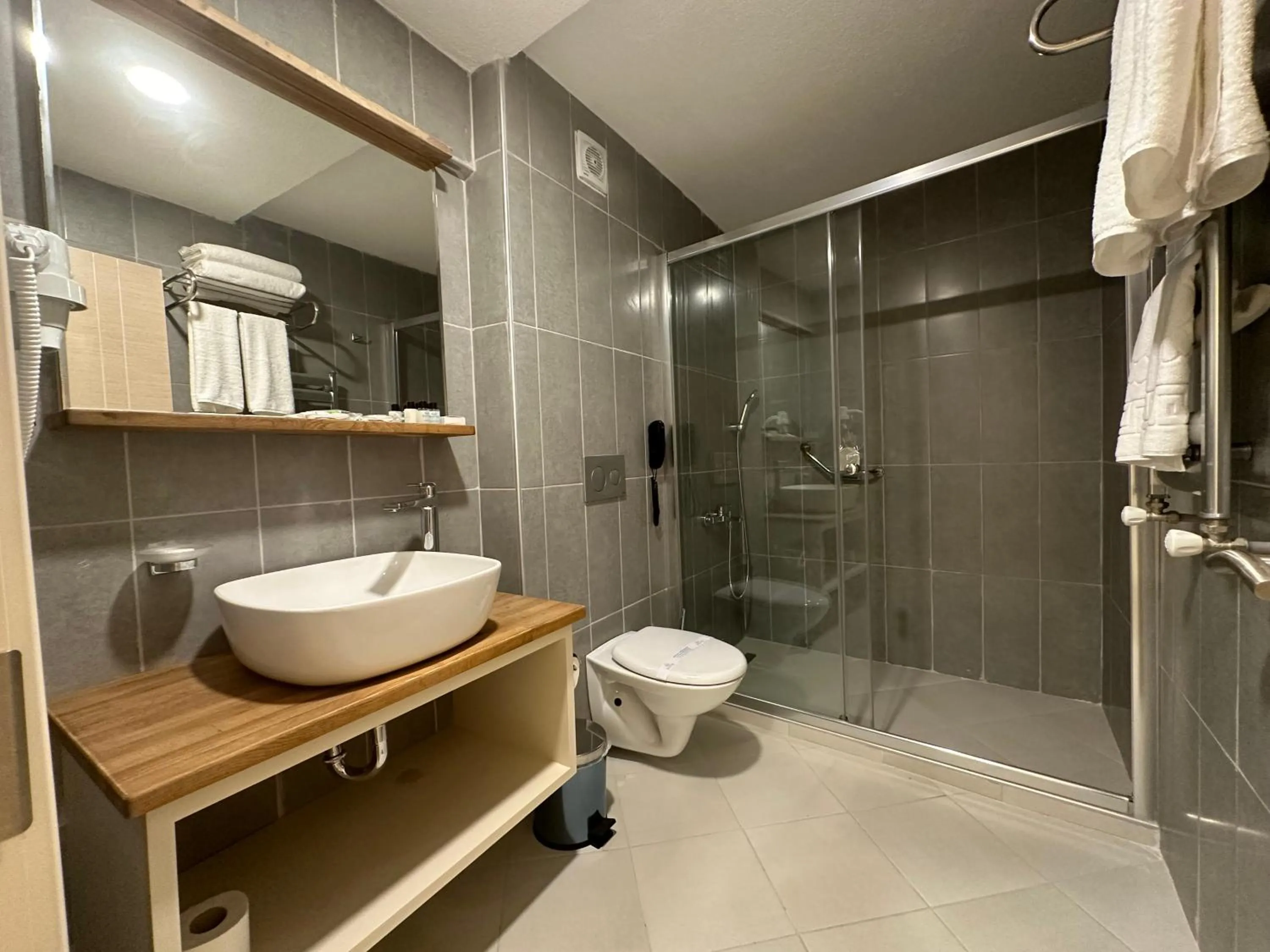 Shower in Roys Hotel & Suites