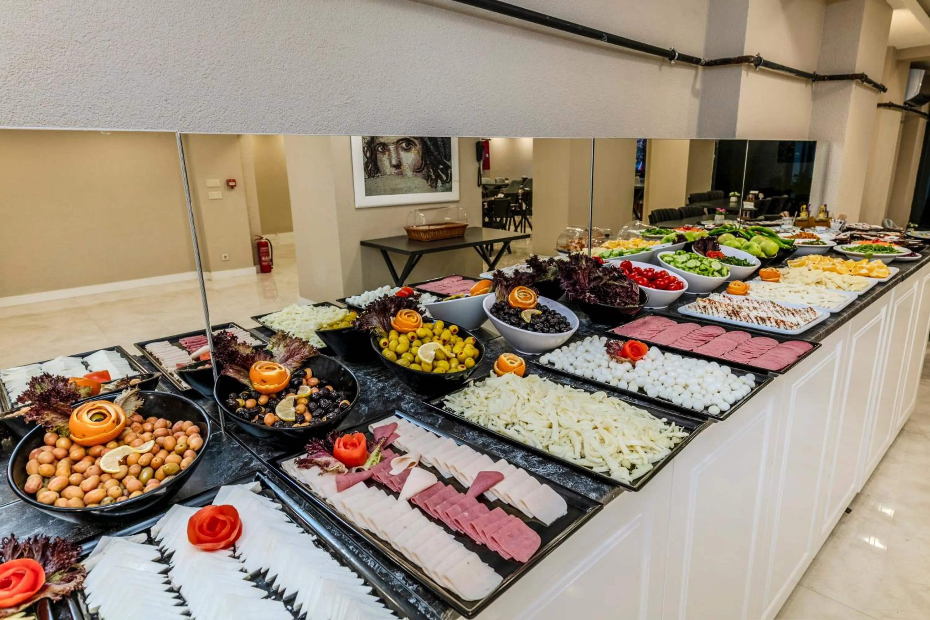 Breakfast in Roys Hotel & Suites