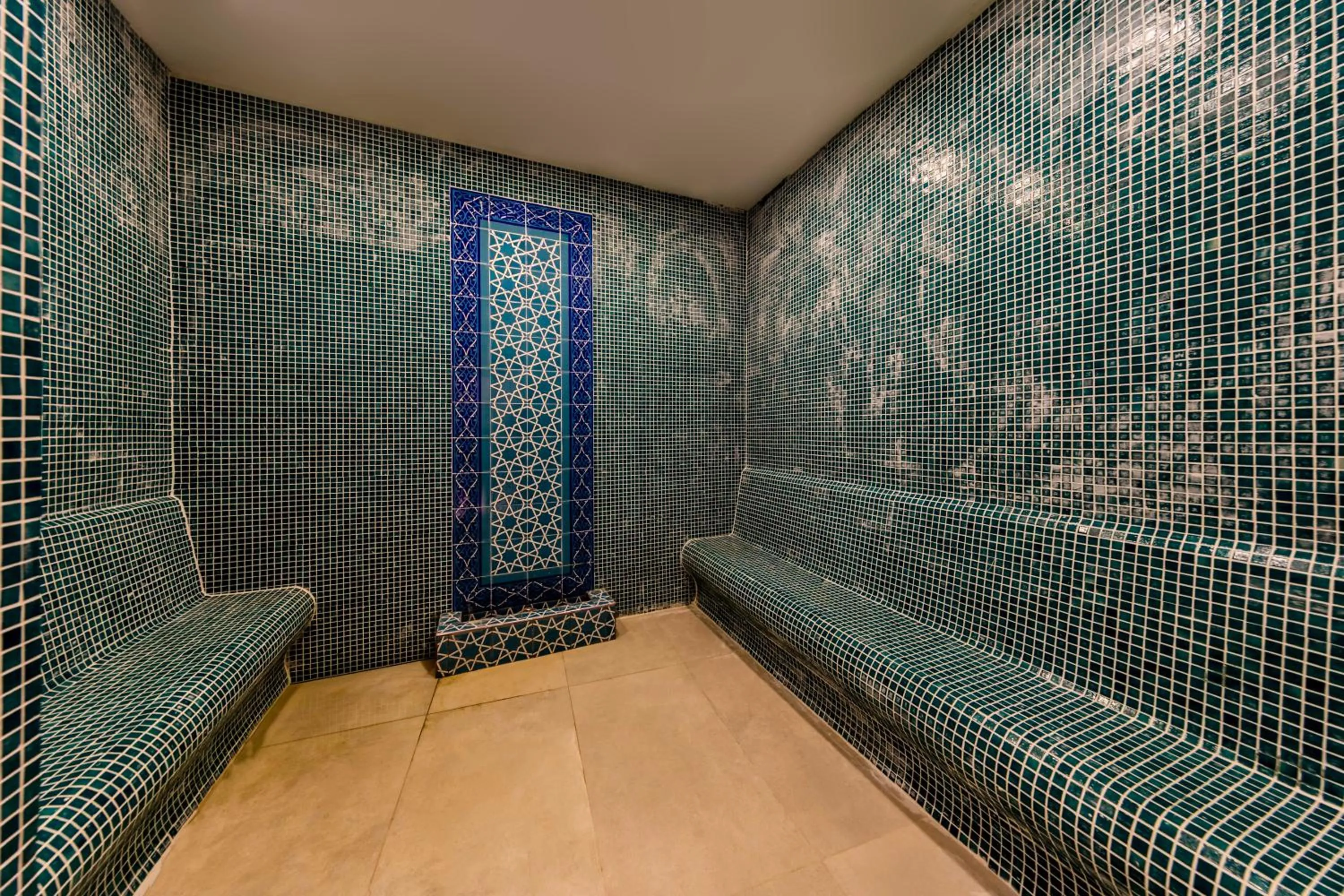 Steam room in Roys Hotel & Suites