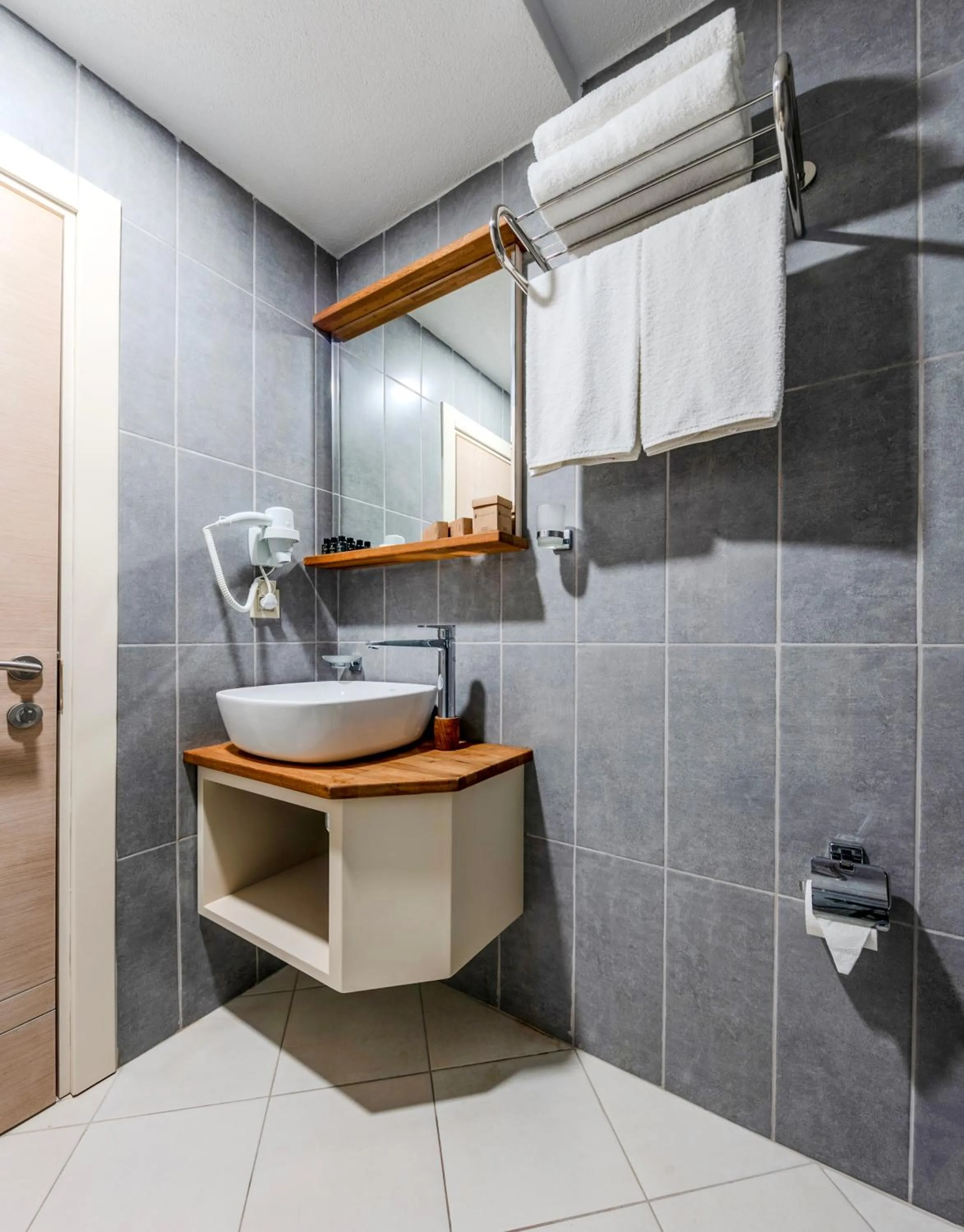 Shower in Roys Hotel & Suites