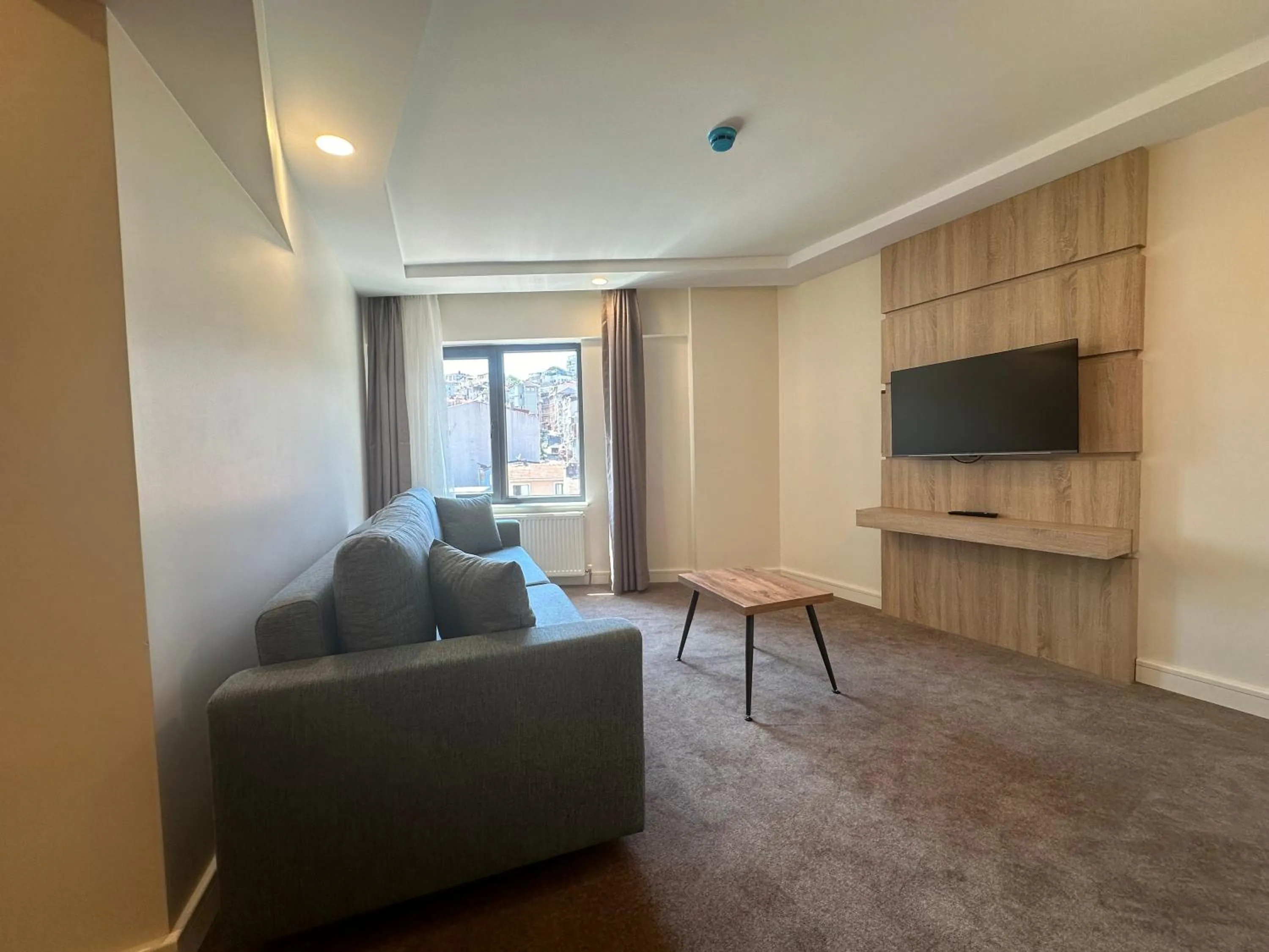 Communal lounge/ TV room in Roys Hotel & Suites