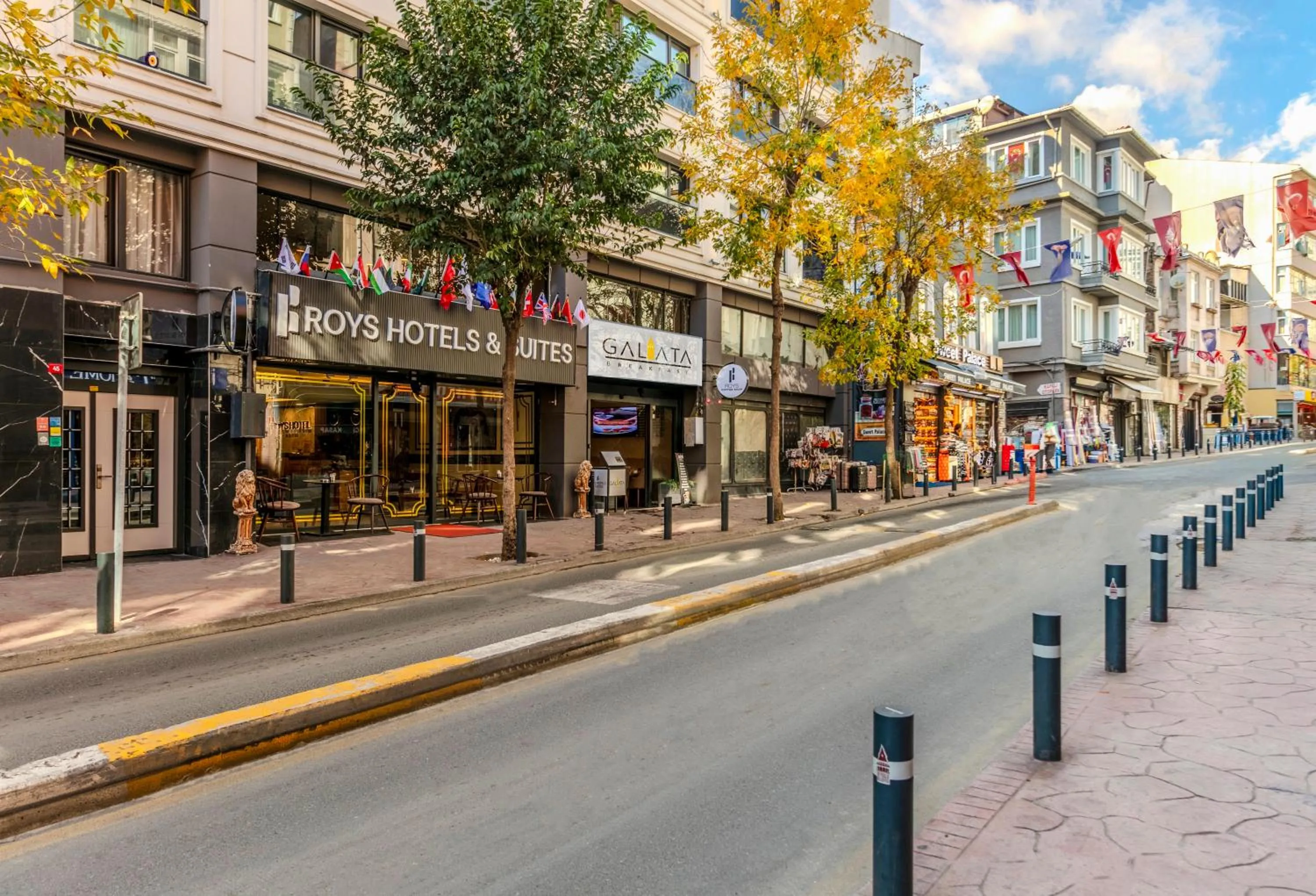 Facade/entrance in Roys Hotel & Suites