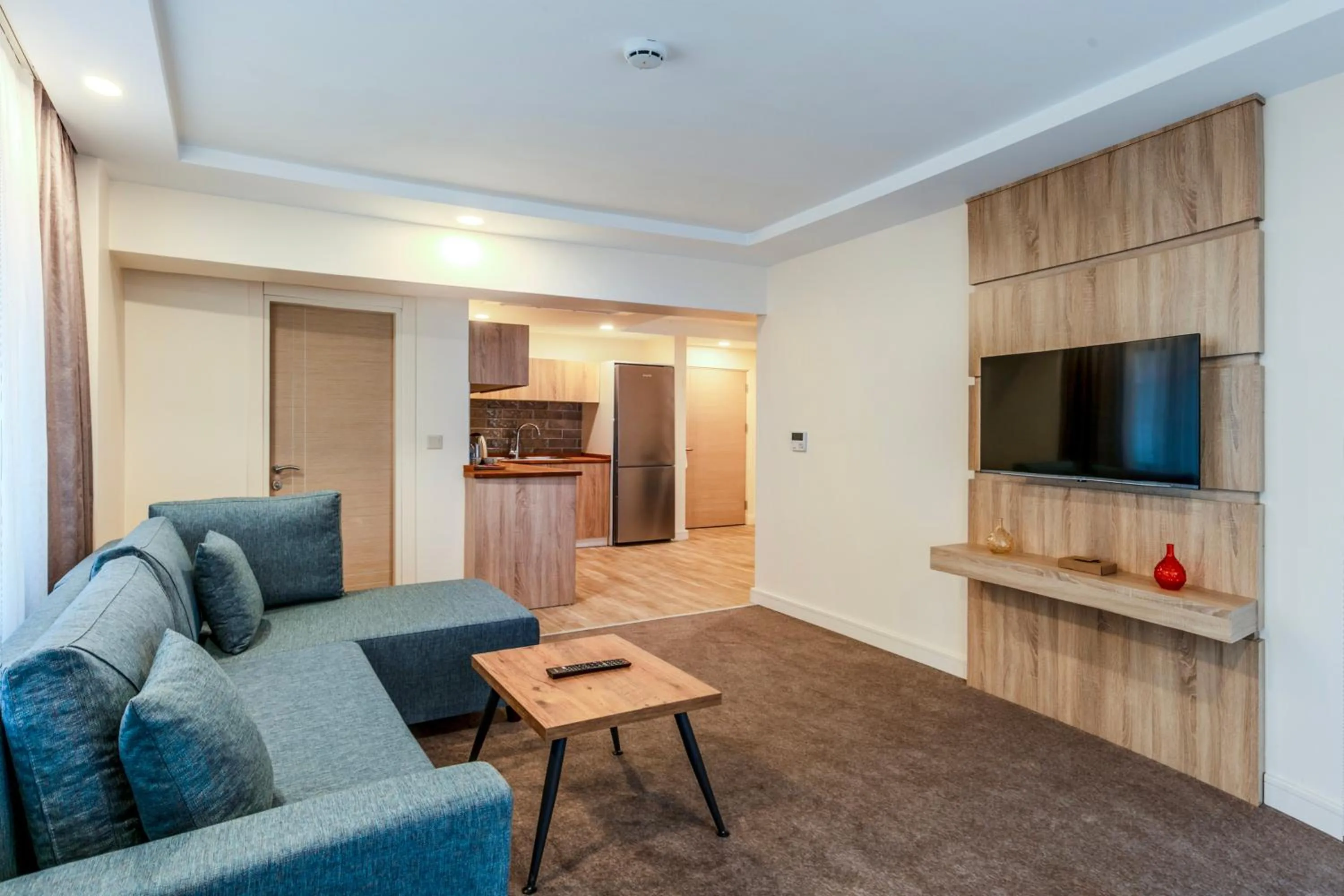 Communal lounge/ TV room in Roys Hotel & Suites