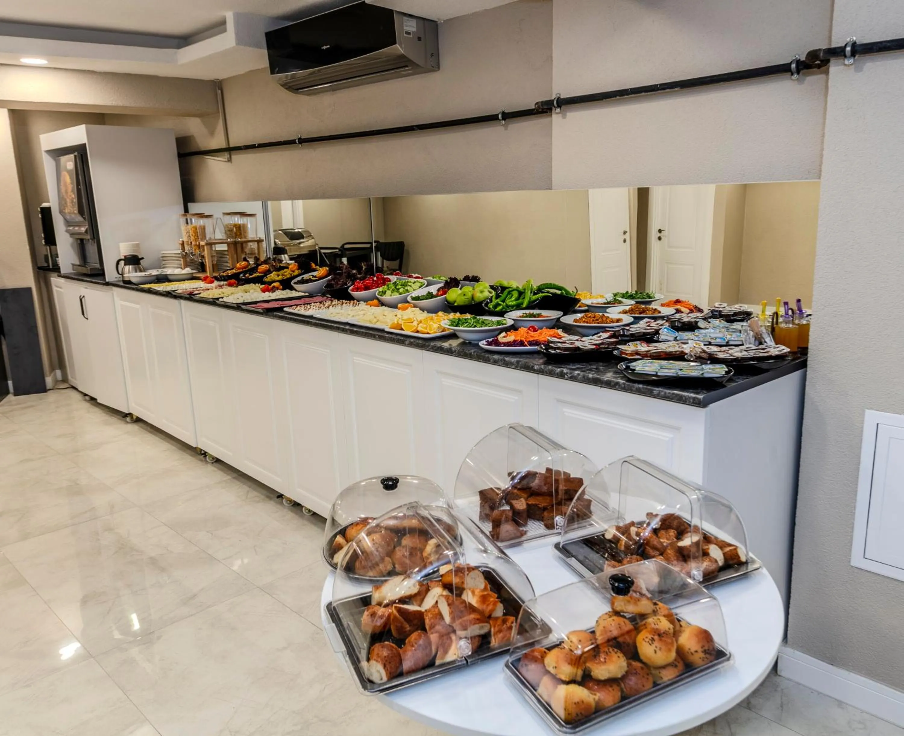 Breakfast in Roys Hotel & Suites