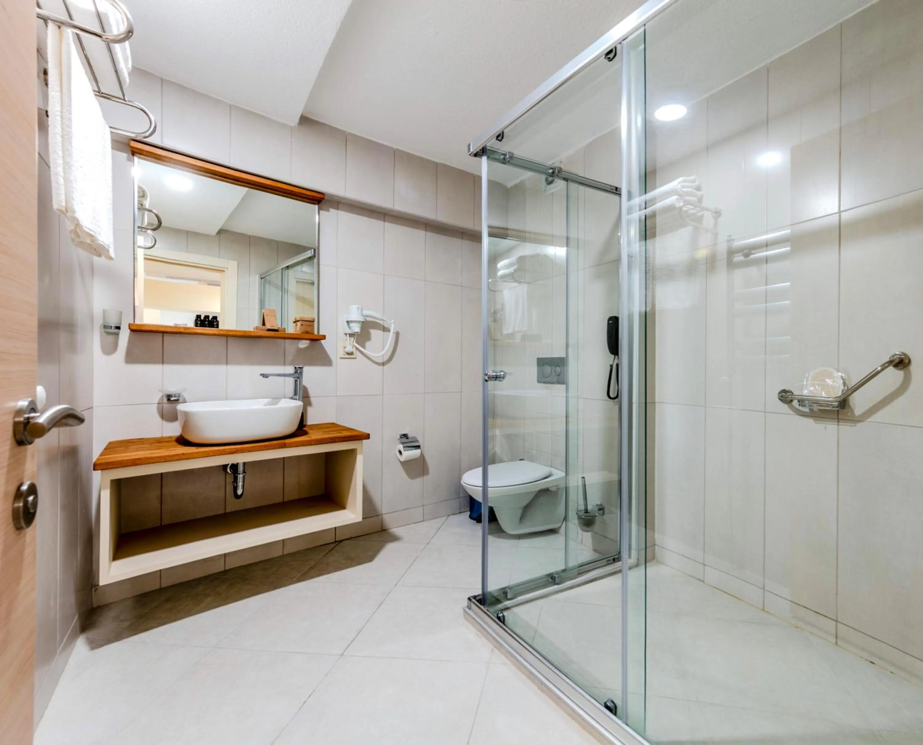 Shower in Roys Hotel & Suites