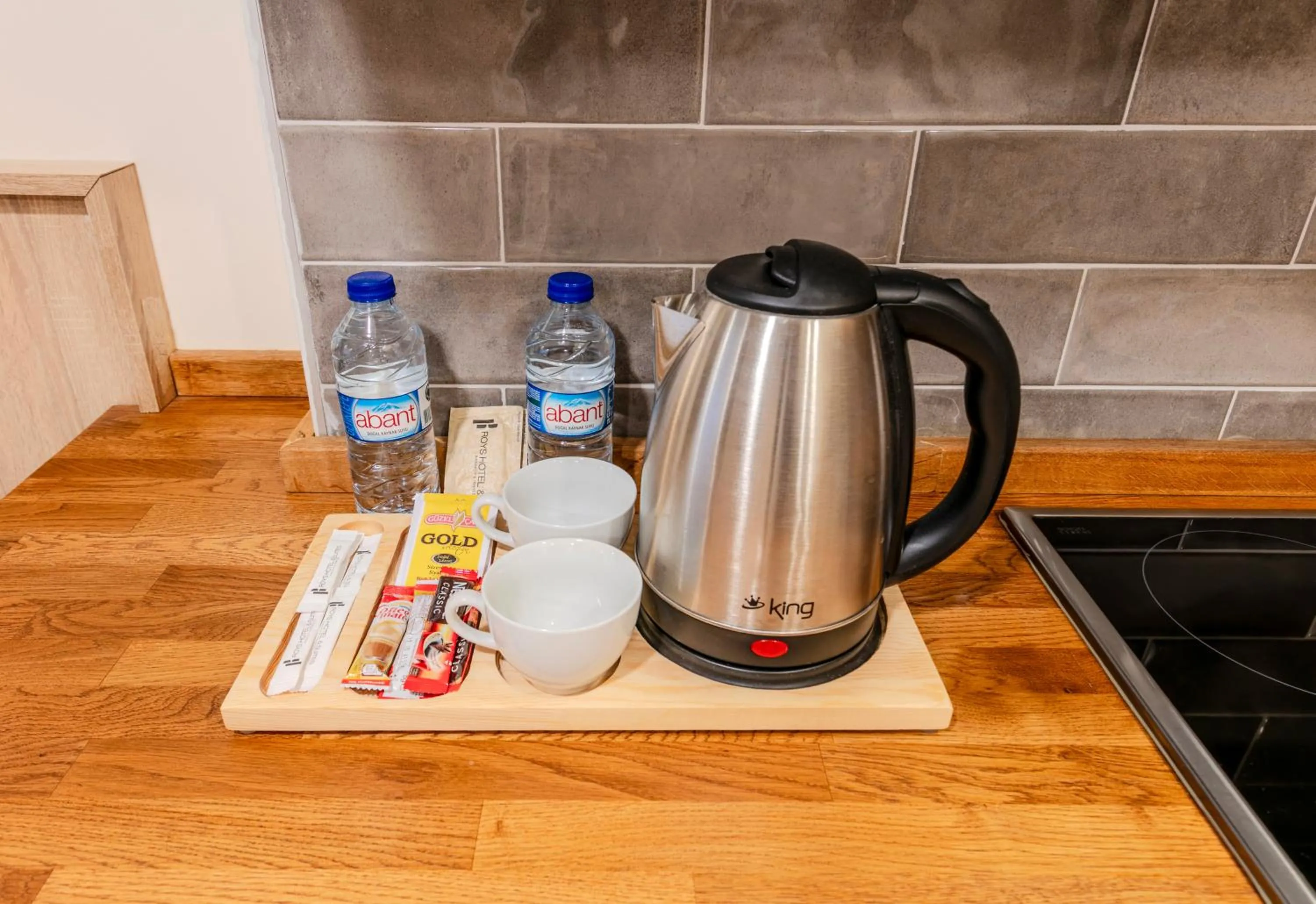 Coffee/tea facilities in Roys Hotel & Suites