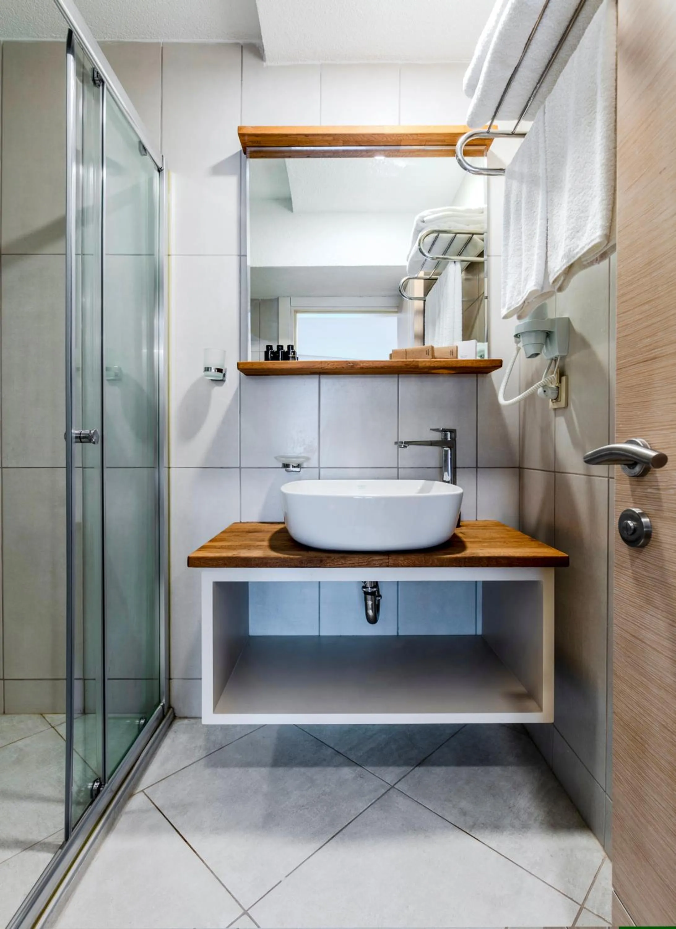 Shower in Roys Hotel & Suites