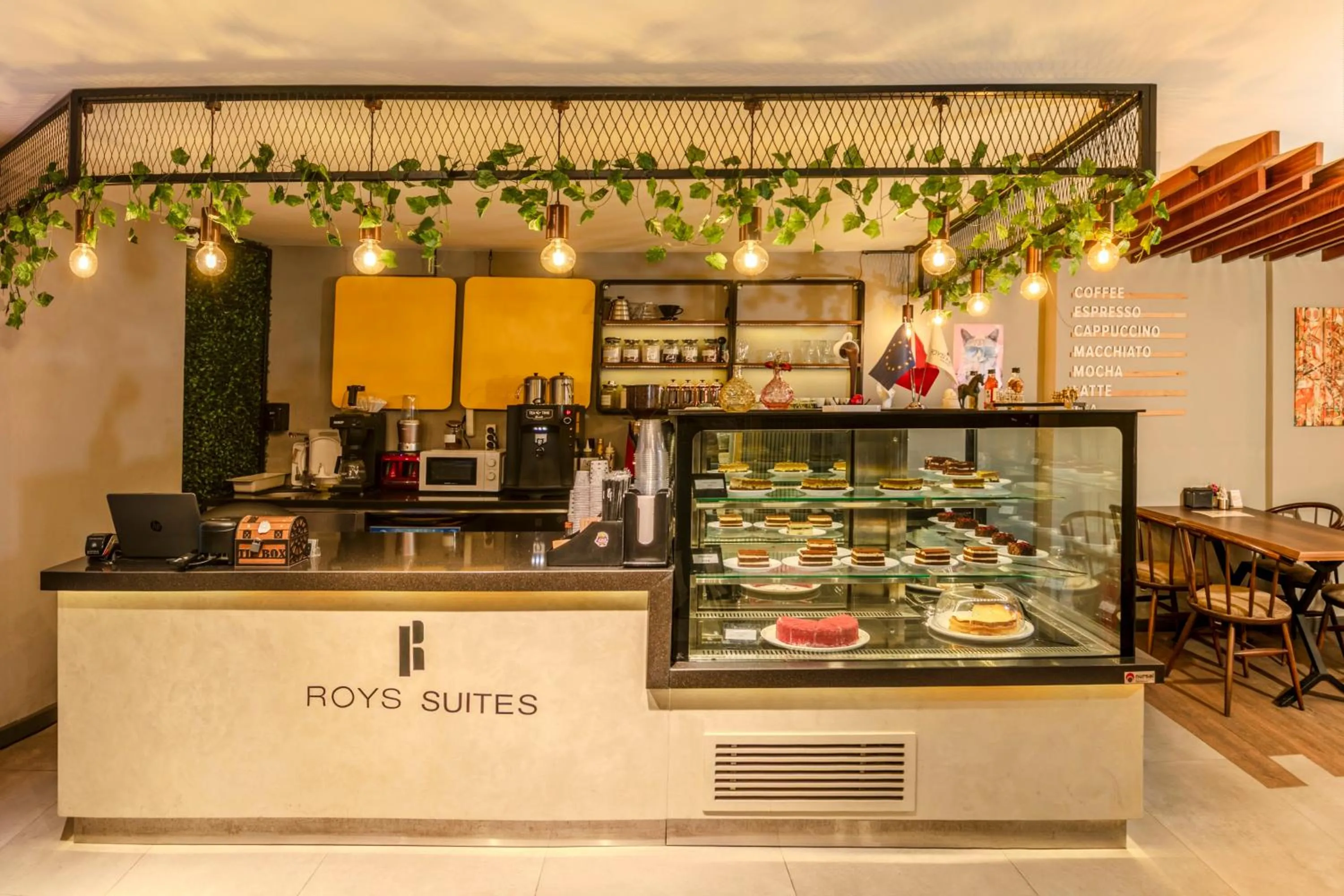 Restaurant/places to eat in Roys Hotel & Suites