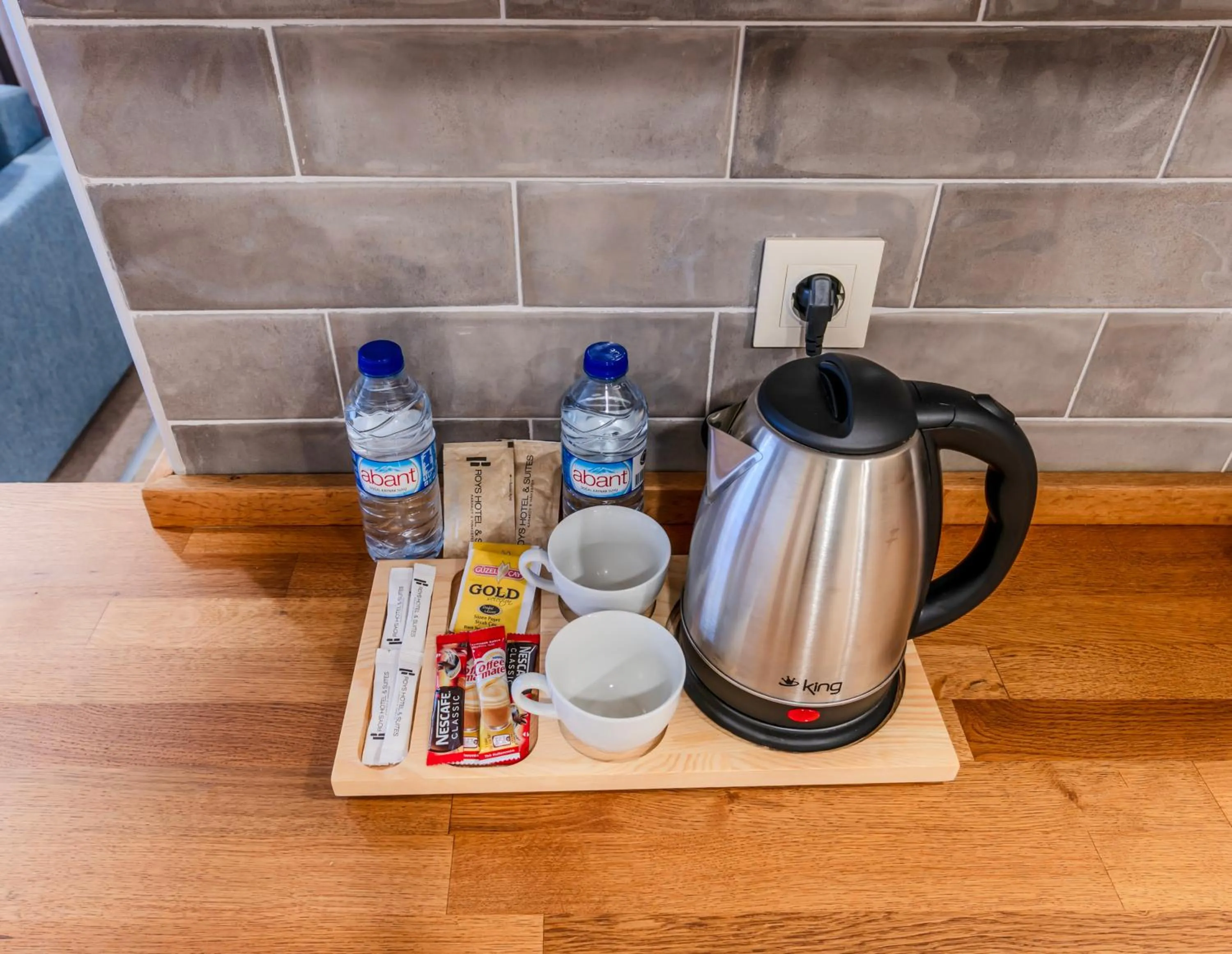 Coffee/tea facilities in Roys Hotel & Suites