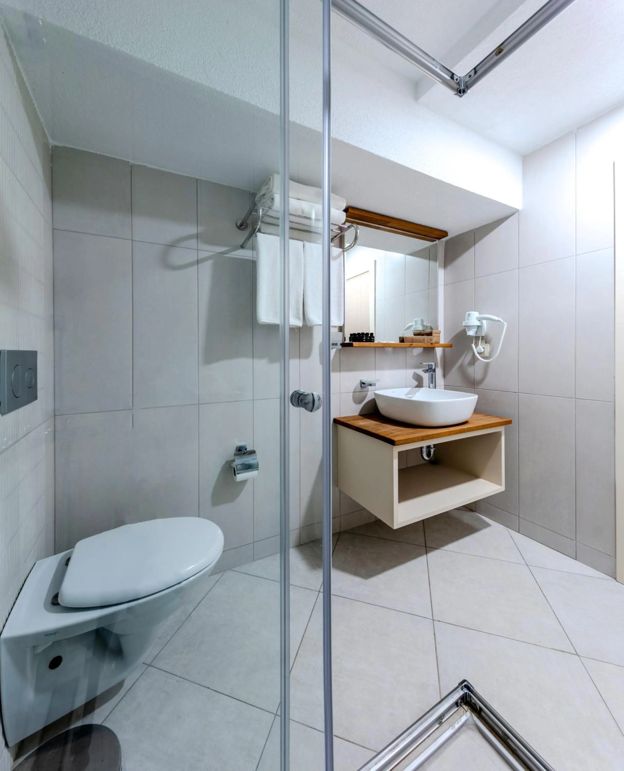 Shower in Roys Hotel & Suites