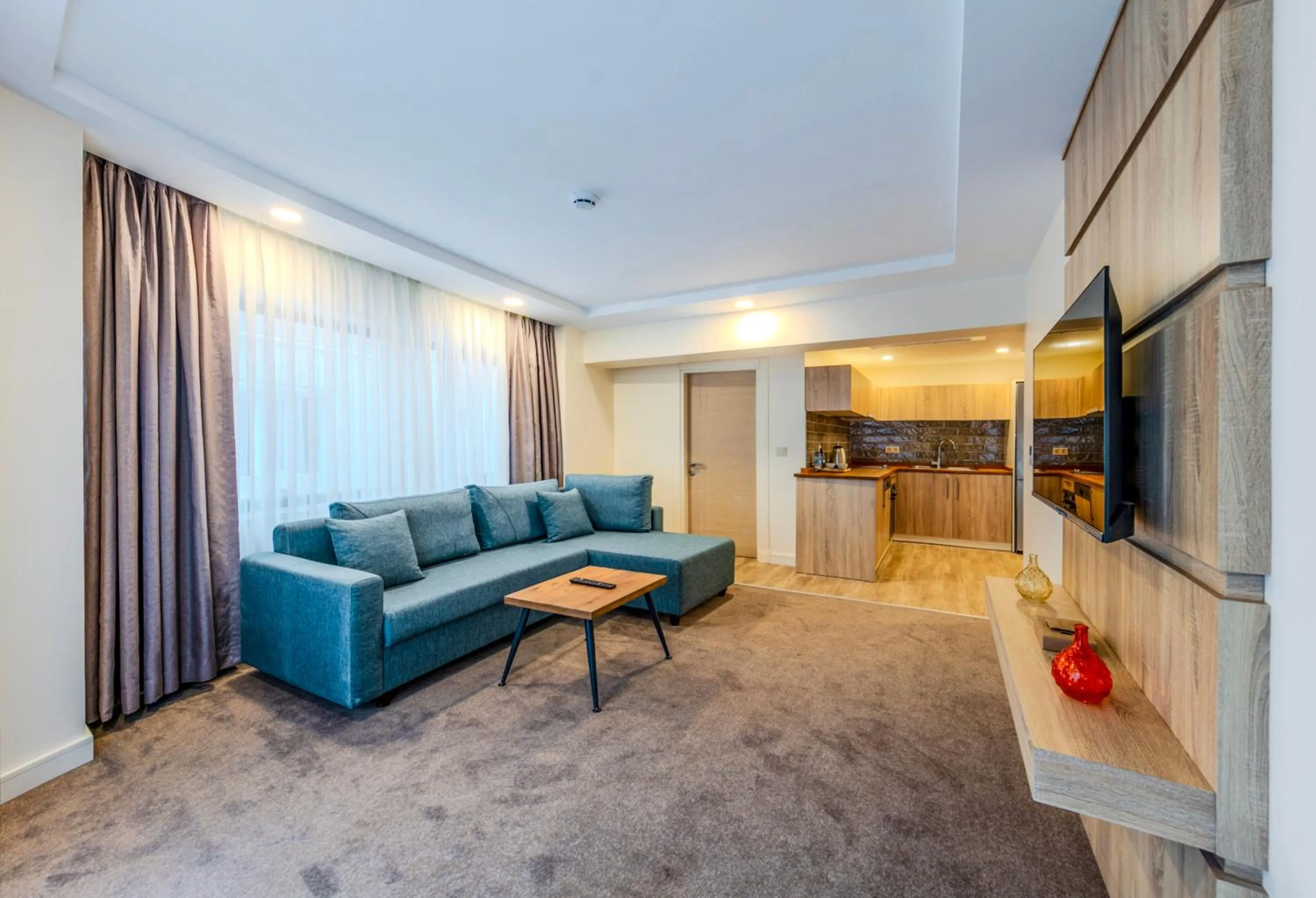 TV and multimedia in Roys Hotel & Suites