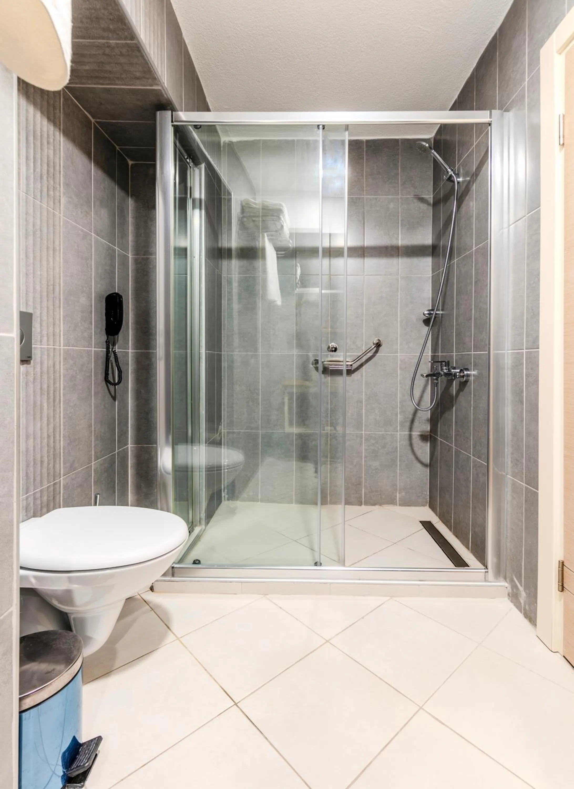 Shower in Roys Hotel & Suites