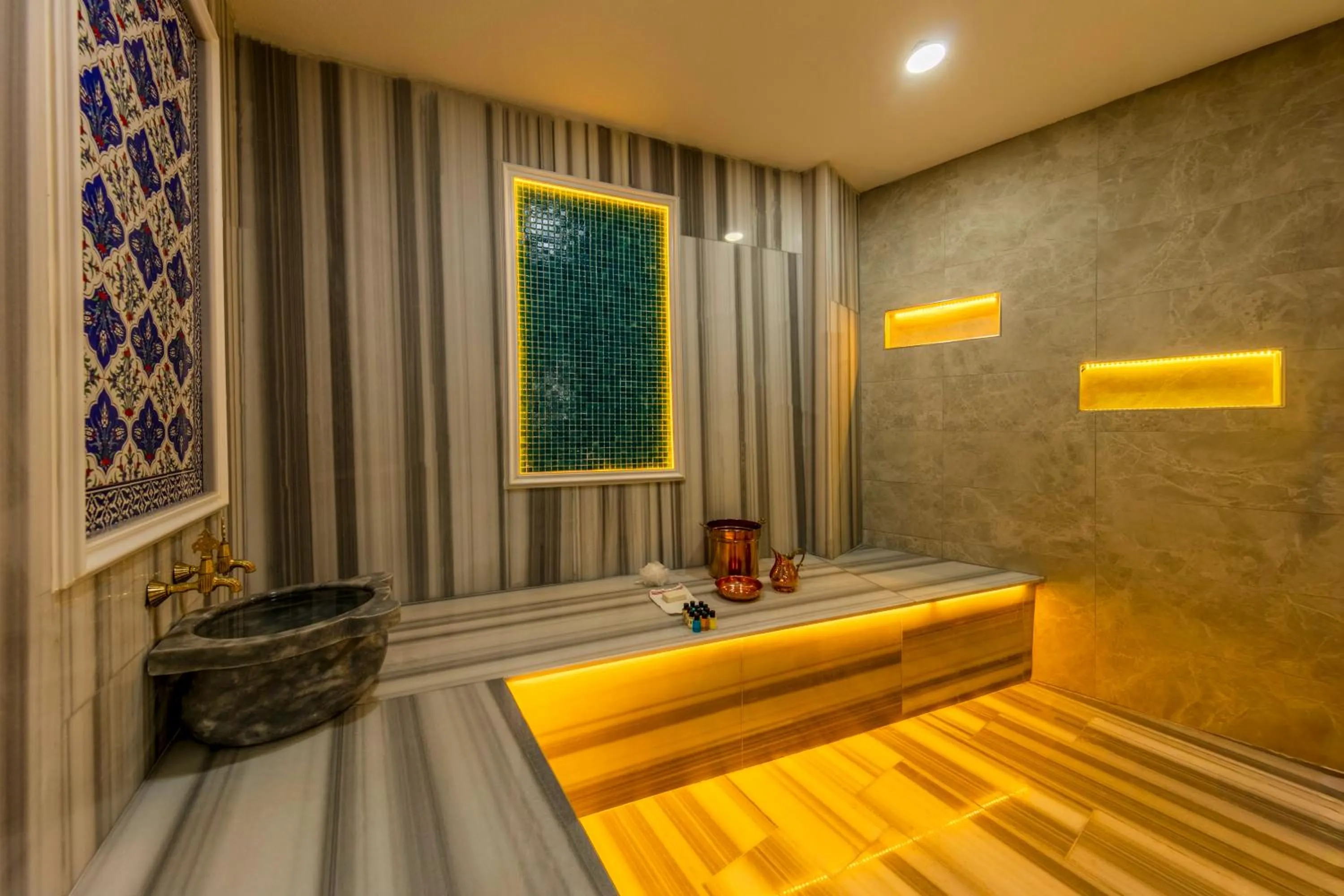 Steam room in Roys Hotel & Suites