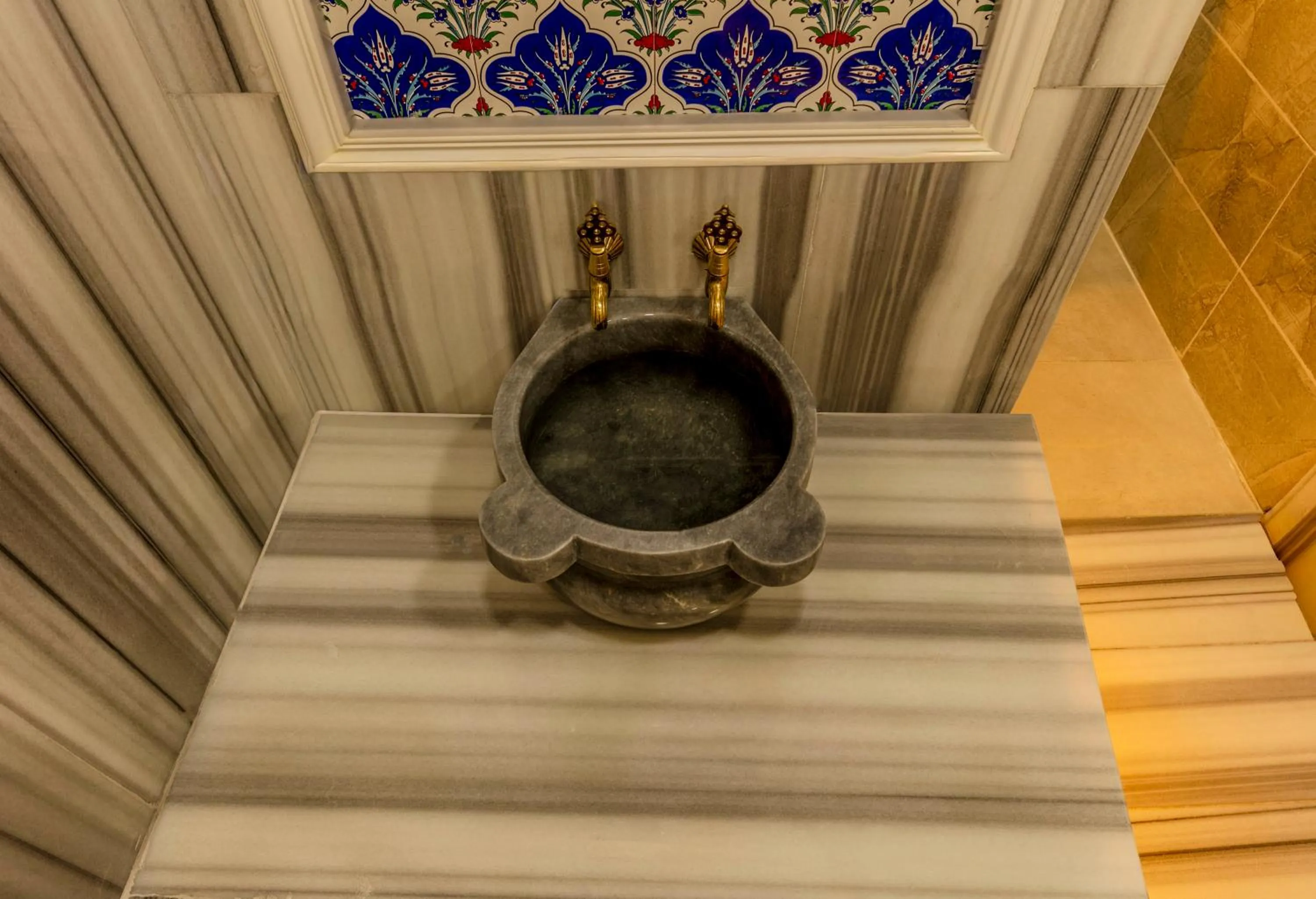 Steam room in Roys Hotel & Suites