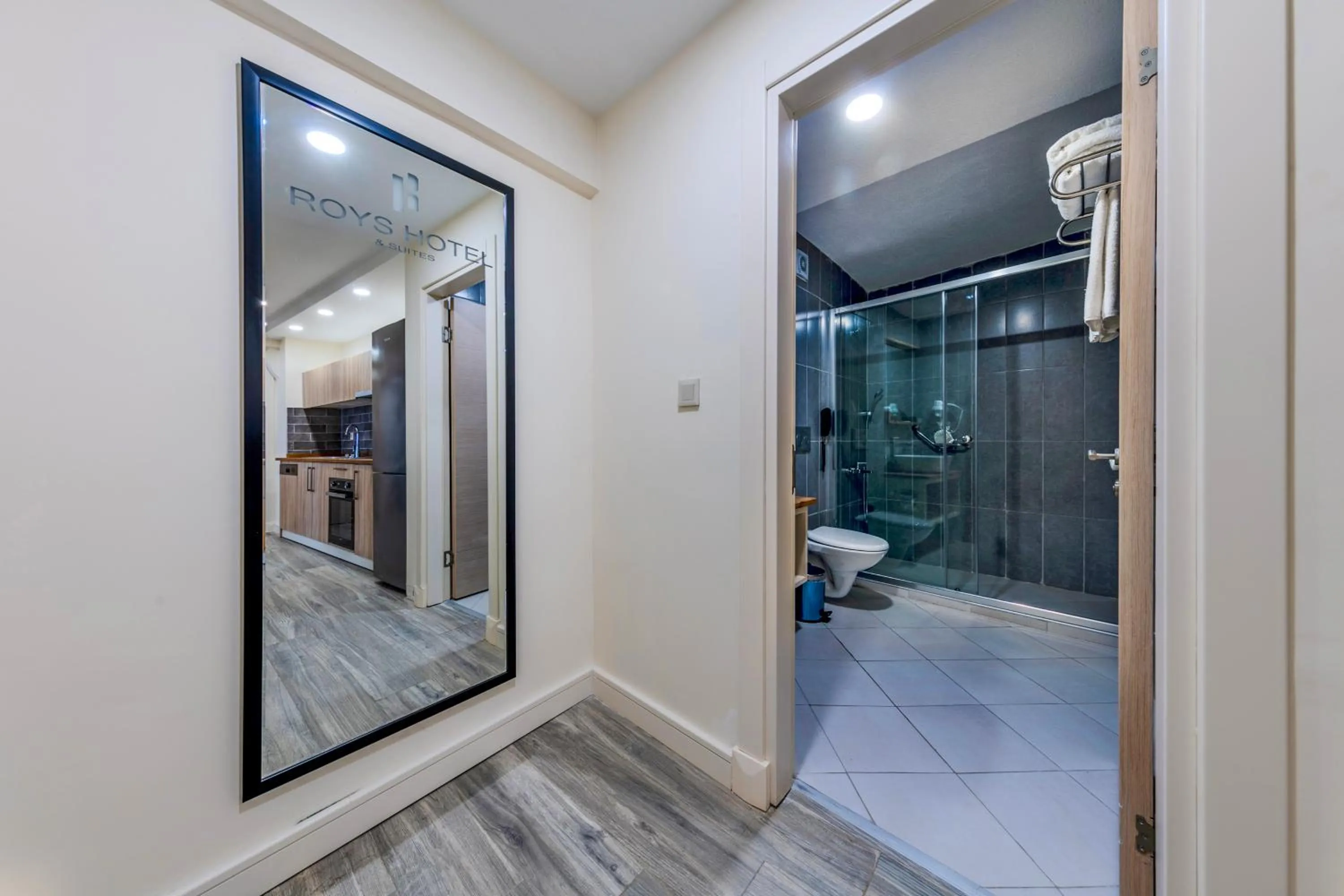 Shower in Roys Hotel & Suites