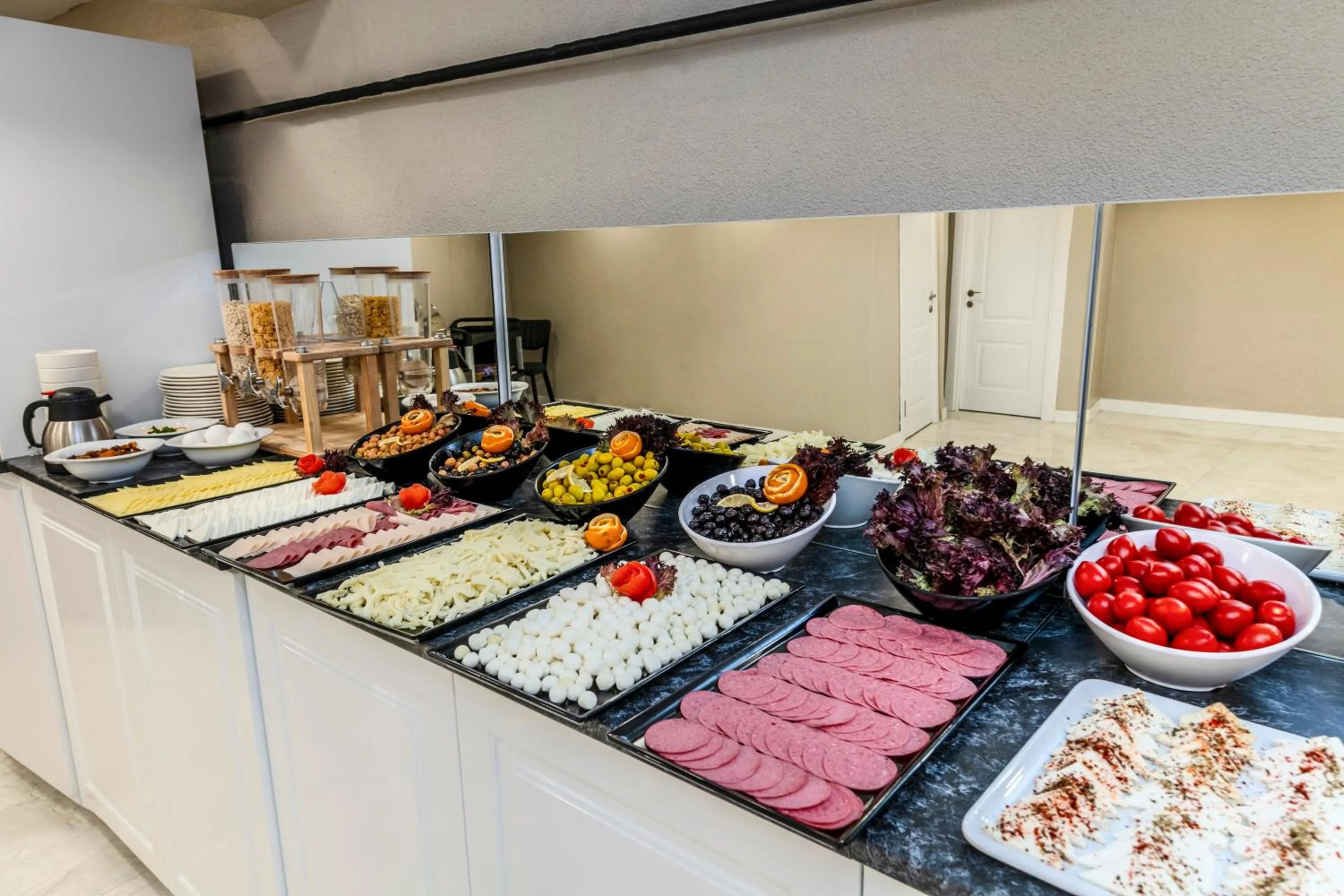 Breakfast in Roys Hotel & Suites