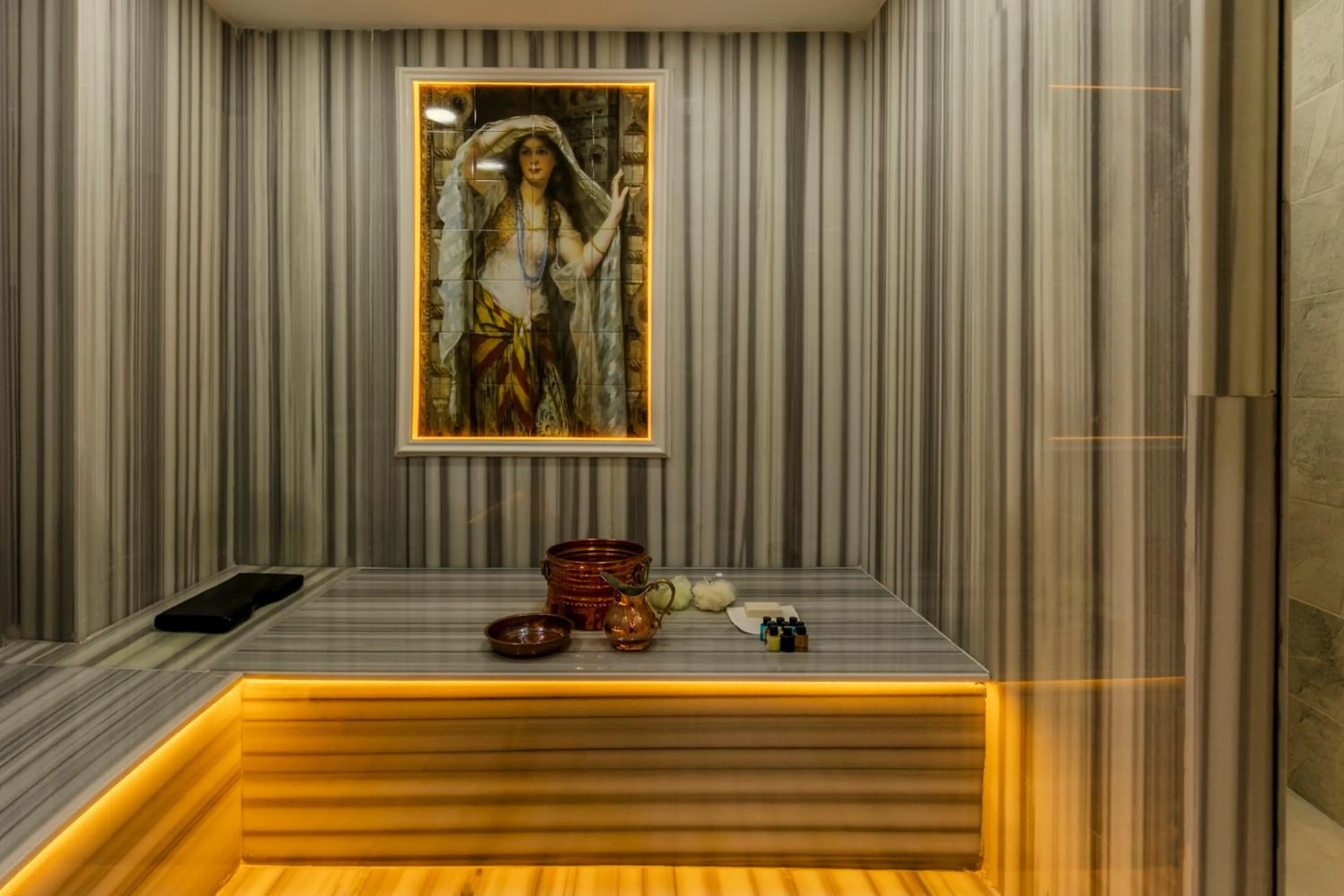 Steam room in Roys Hotel & Suites