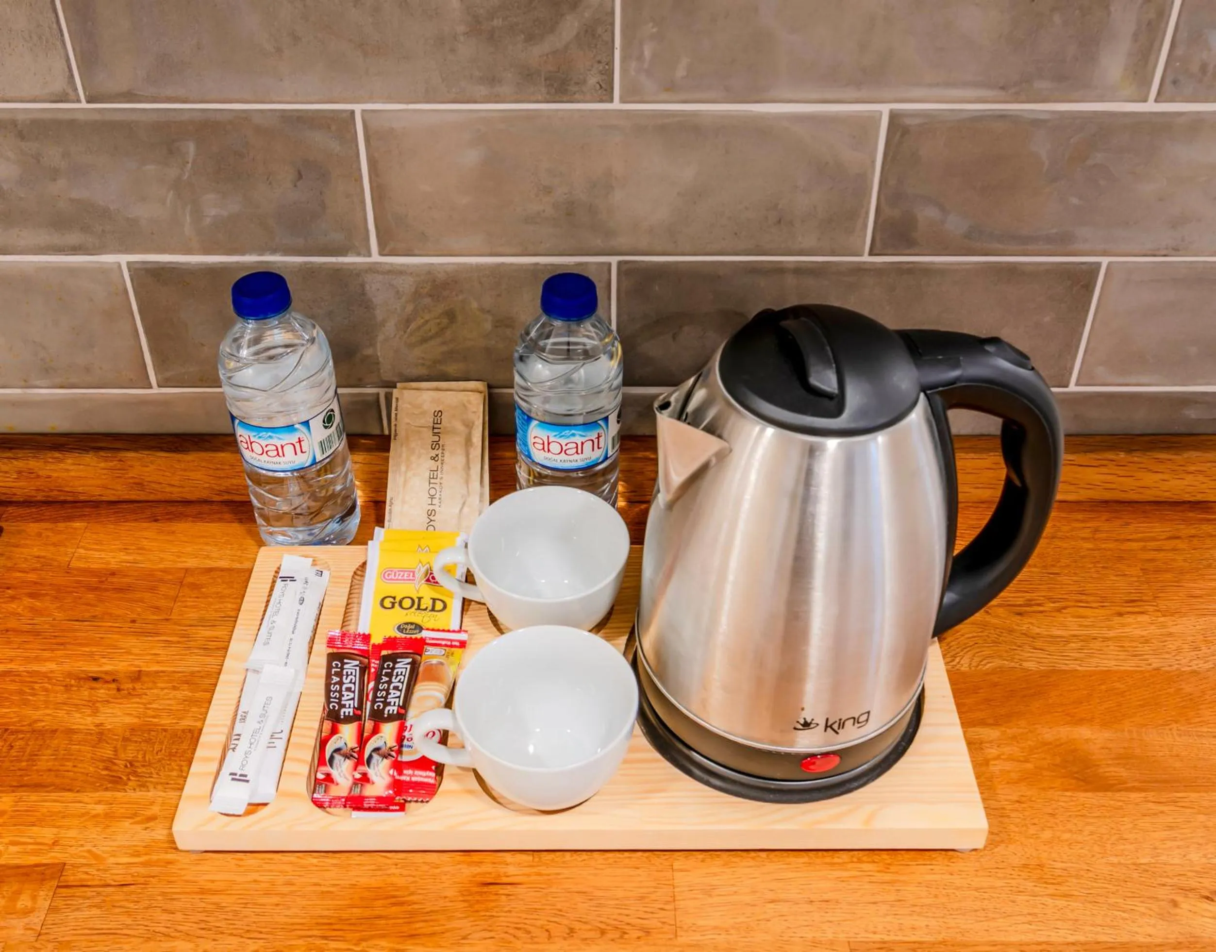 Coffee/tea facilities in Roys Hotel & Suites