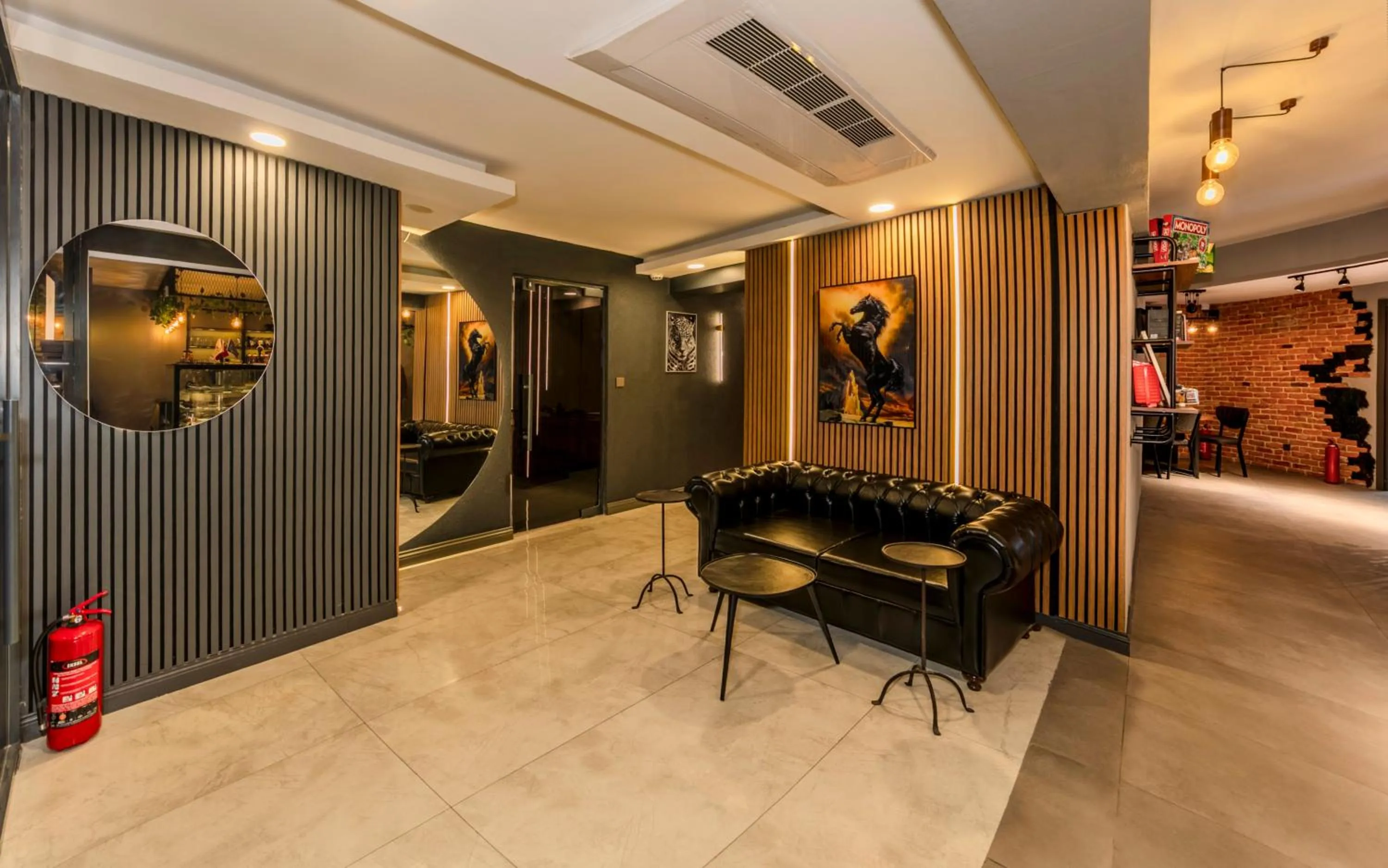 Restaurant/places to eat in Roys Hotel & Suites