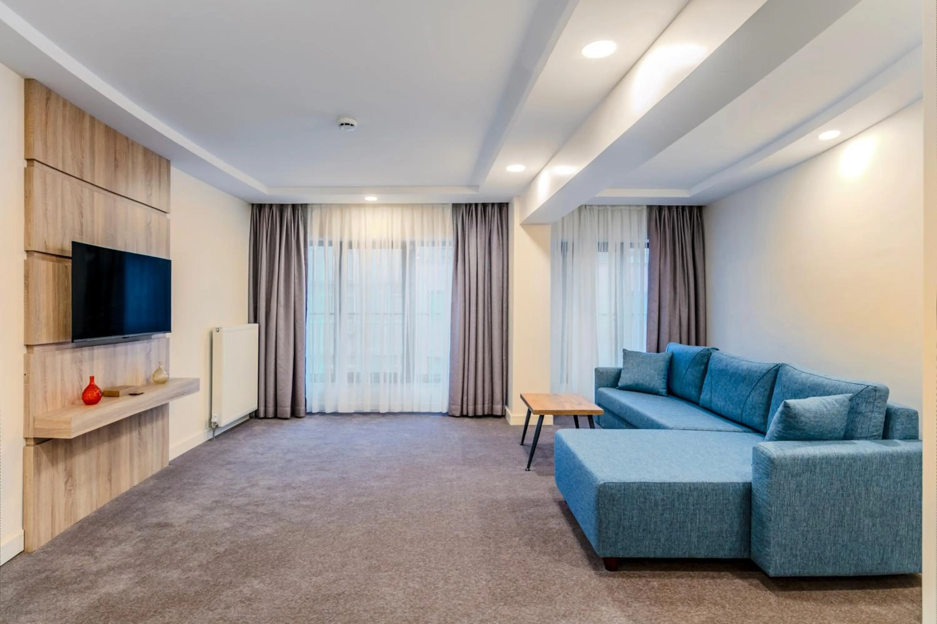 Communal lounge/ TV room in Roys Hotel & Suites