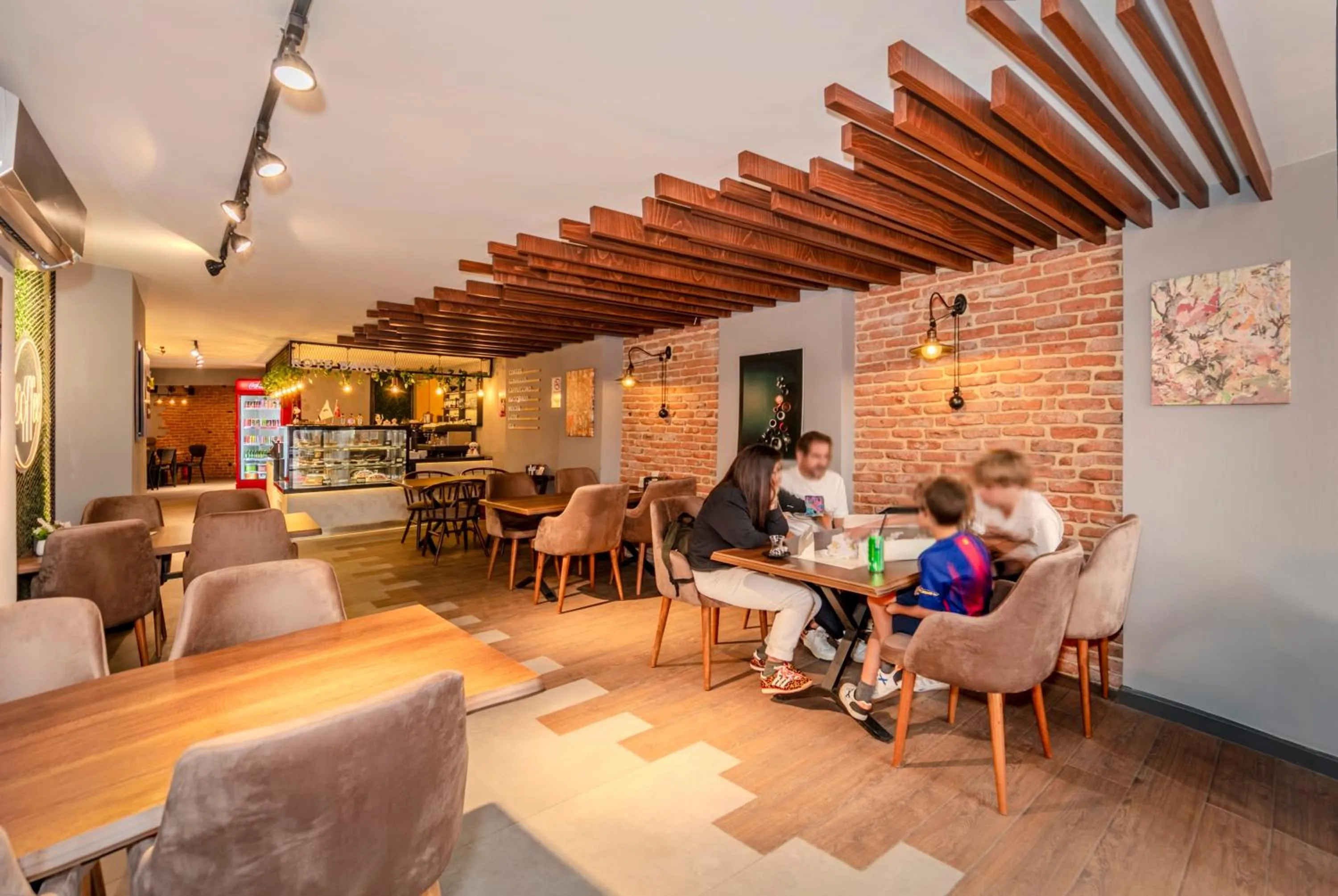 Restaurant/places to eat in Roys Hotel & Suites