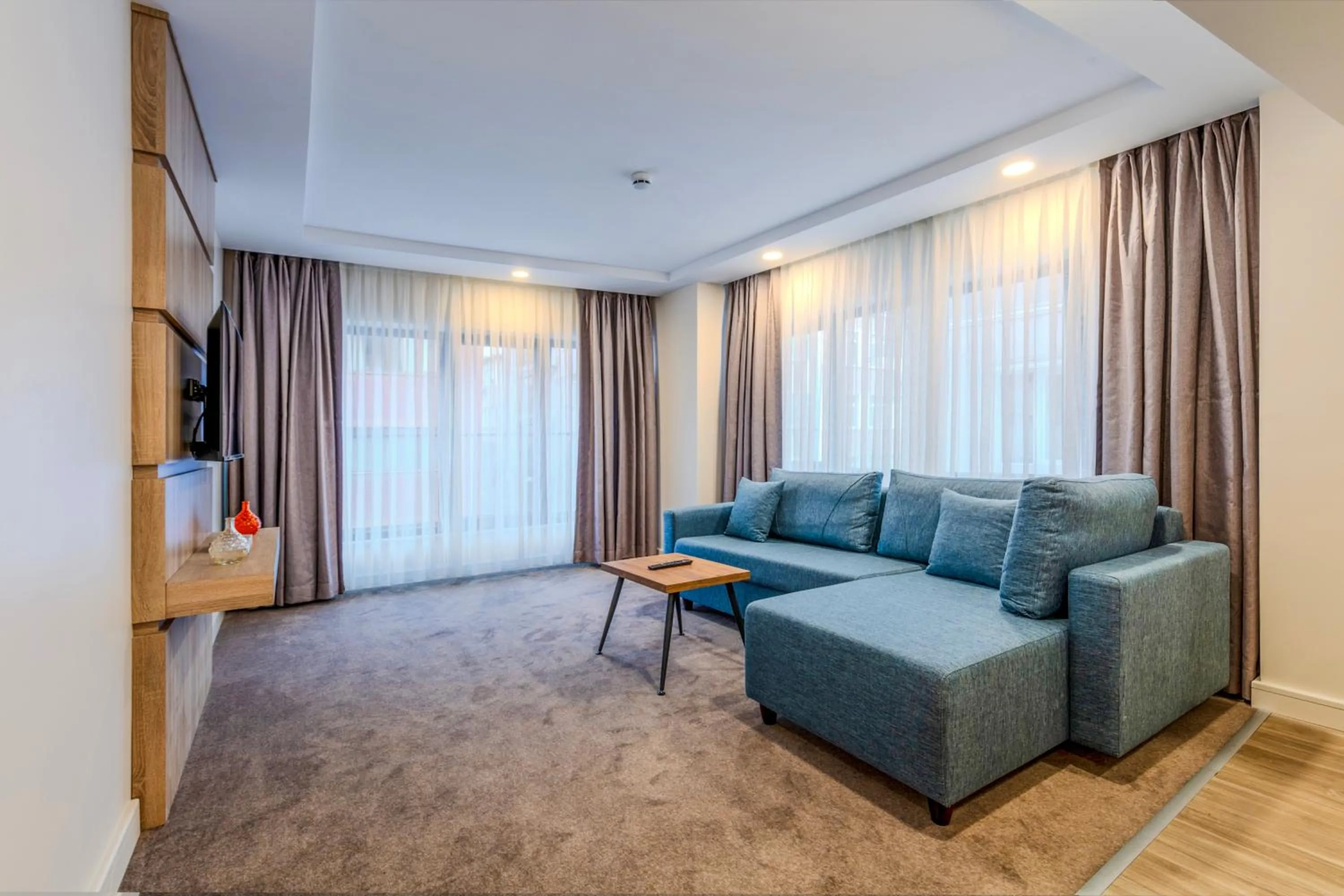 TV and multimedia in Roys Hotel & Suites