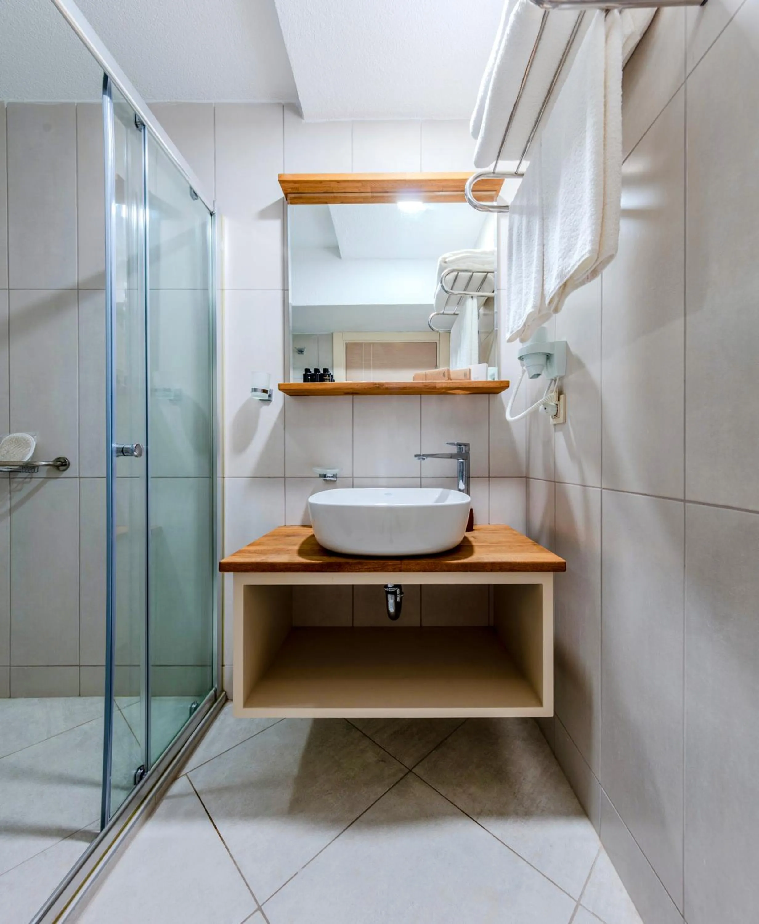 Shower in Roys Hotel & Suites