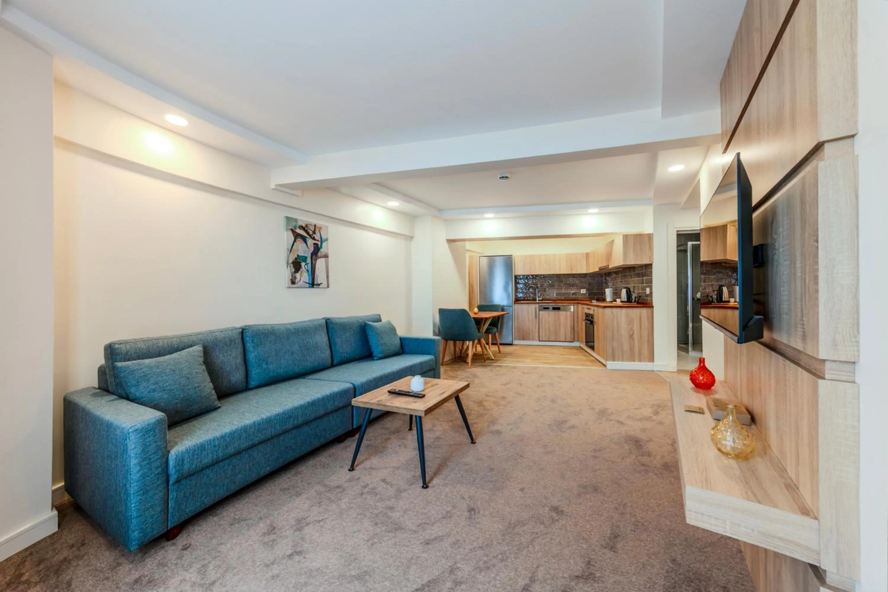 Communal lounge/ TV room in Roys Hotel & Suites