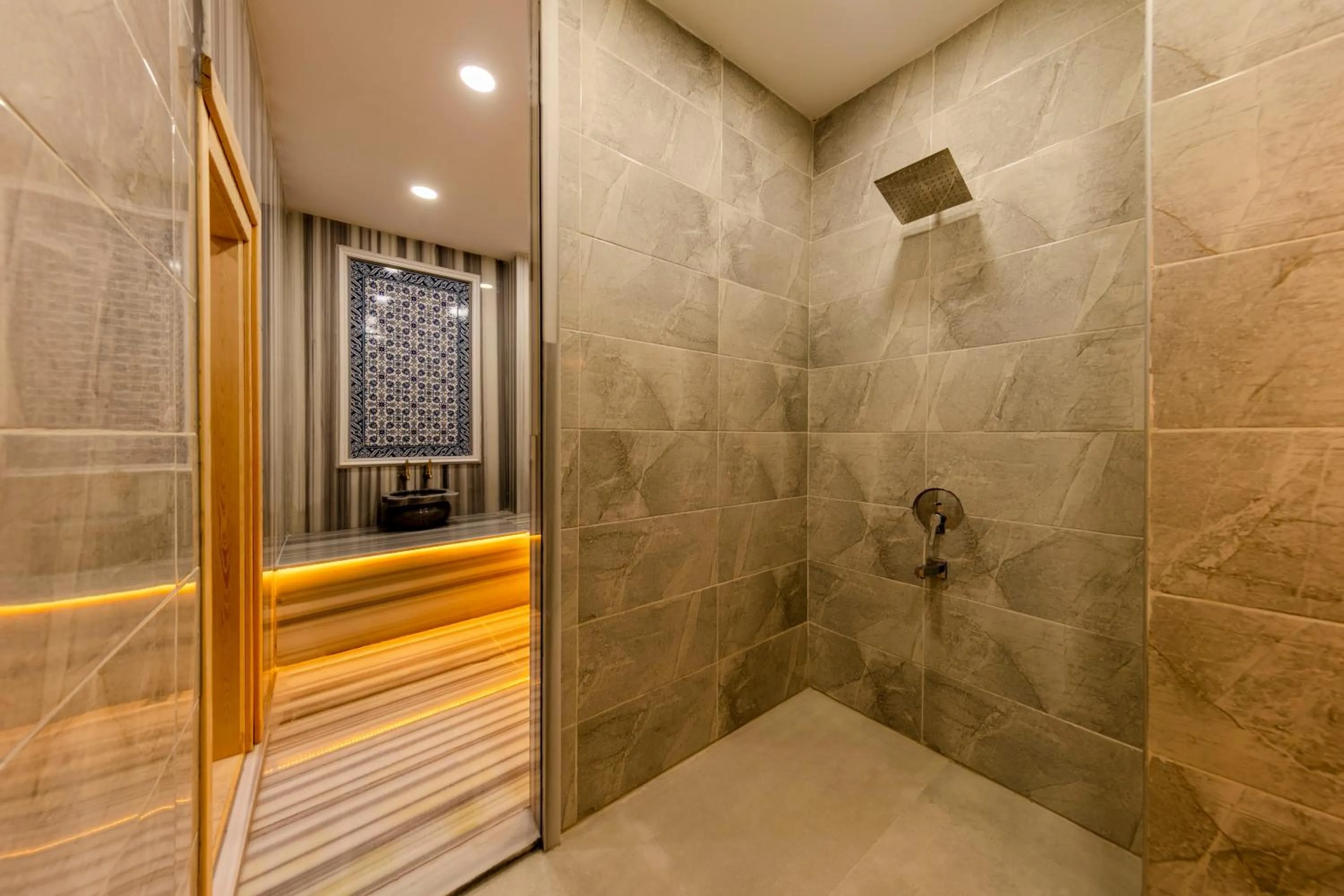 Steam room in Roys Hotel & Suites