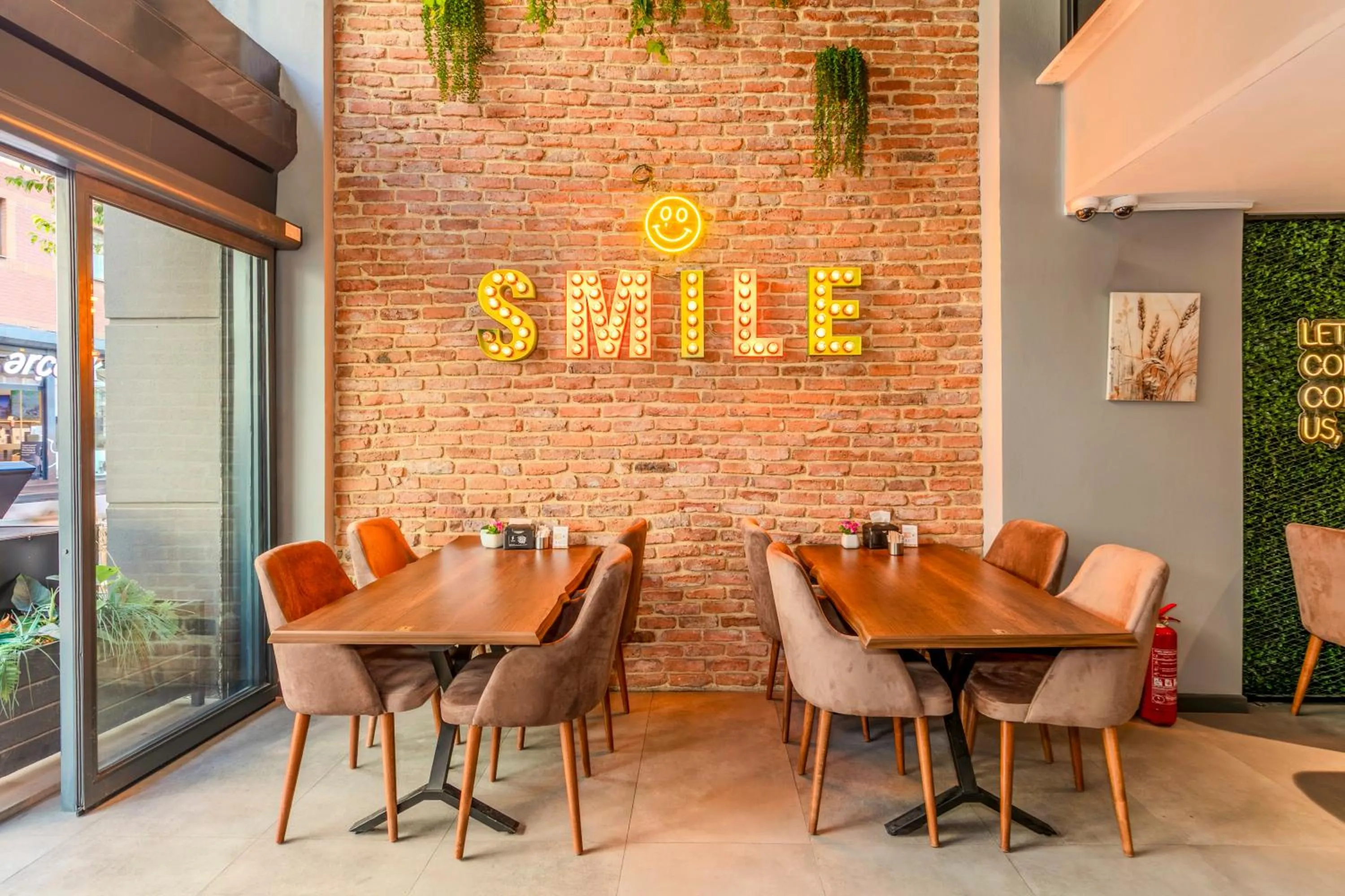 Restaurant/places to eat in Roys Hotel & Suites