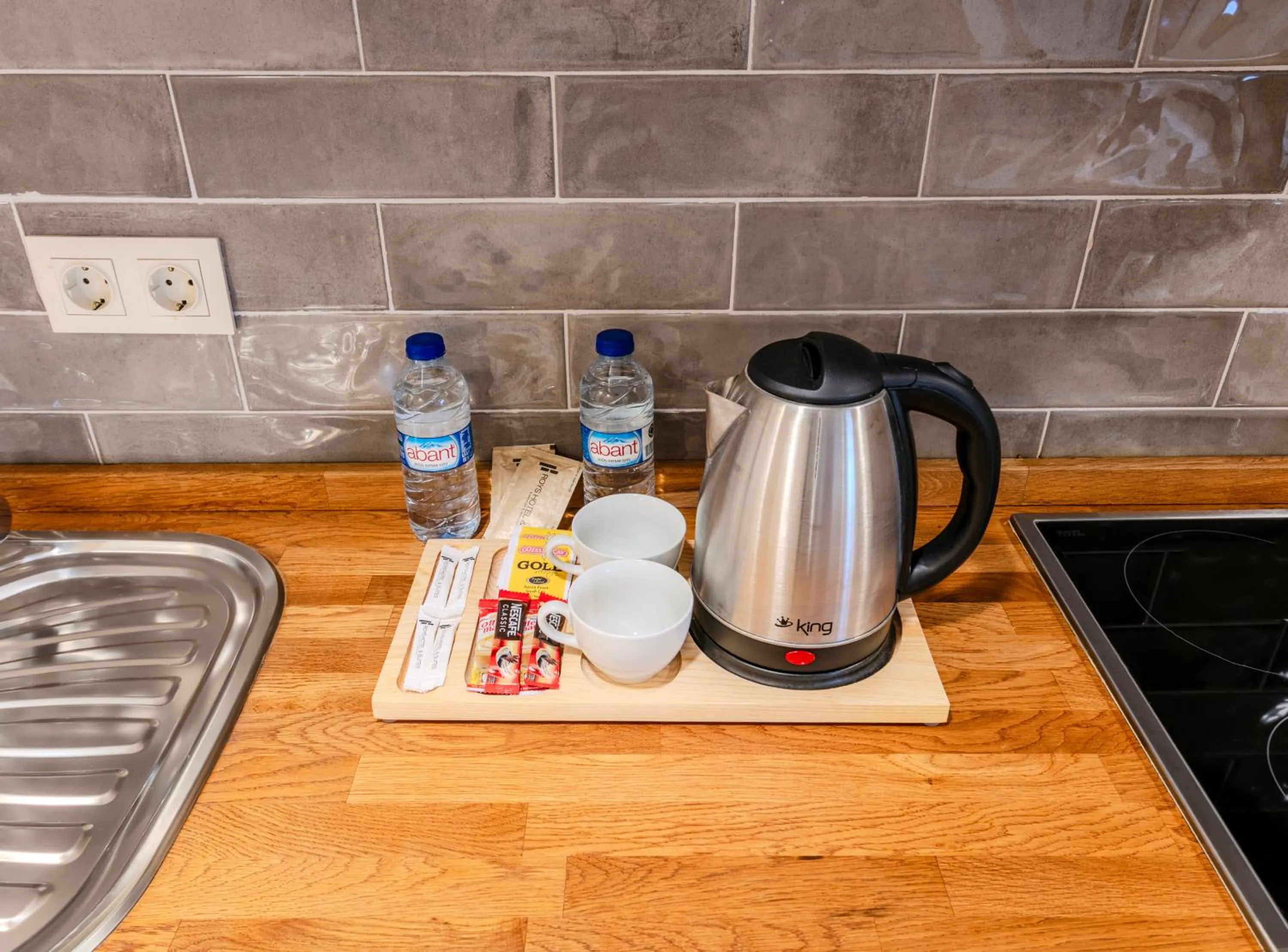 Coffee/tea facilities in Roys Hotel & Suites