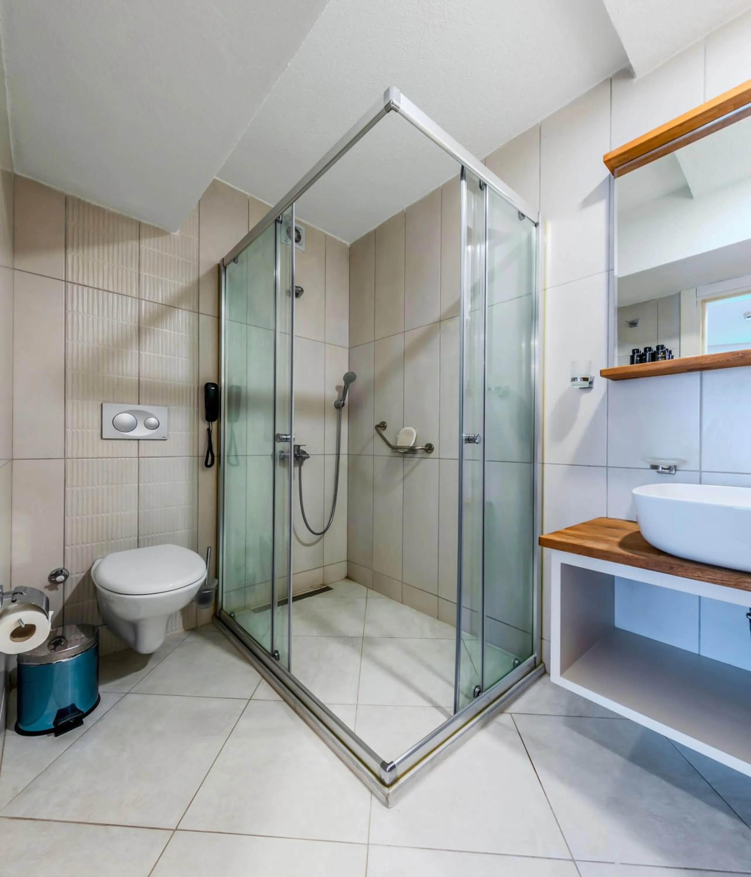 Shower in Roys Hotel & Suites