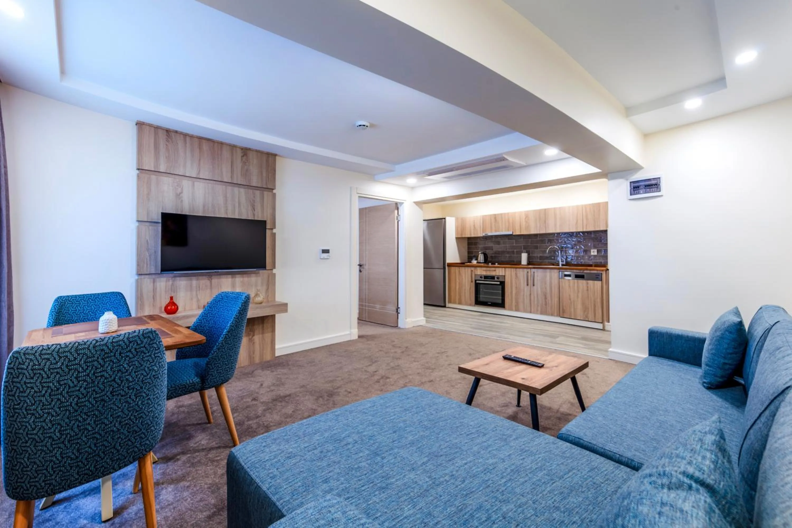 Communal lounge/ TV room in Roys Hotel & Suites