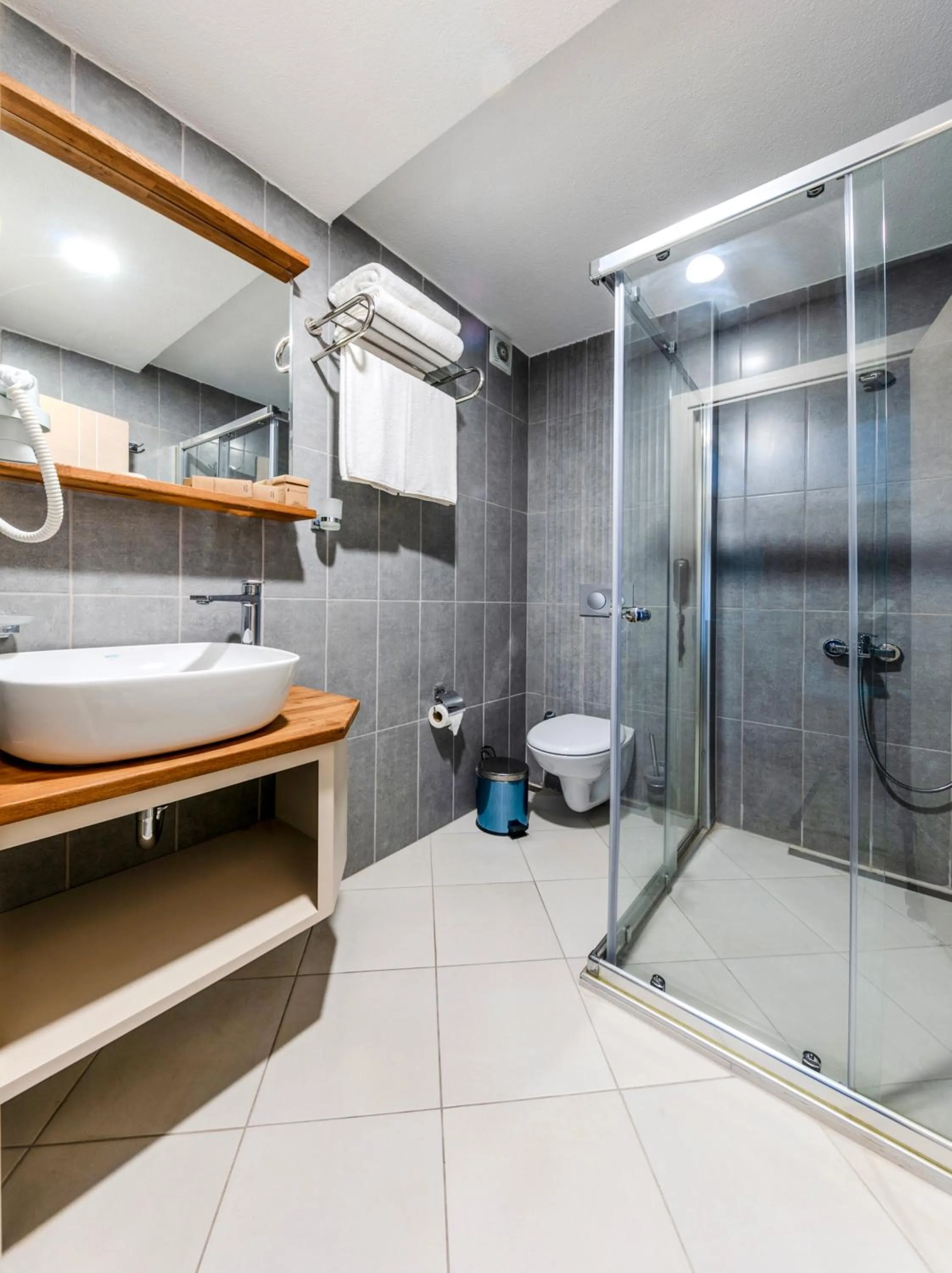 Shower in Roys Hotel & Suites