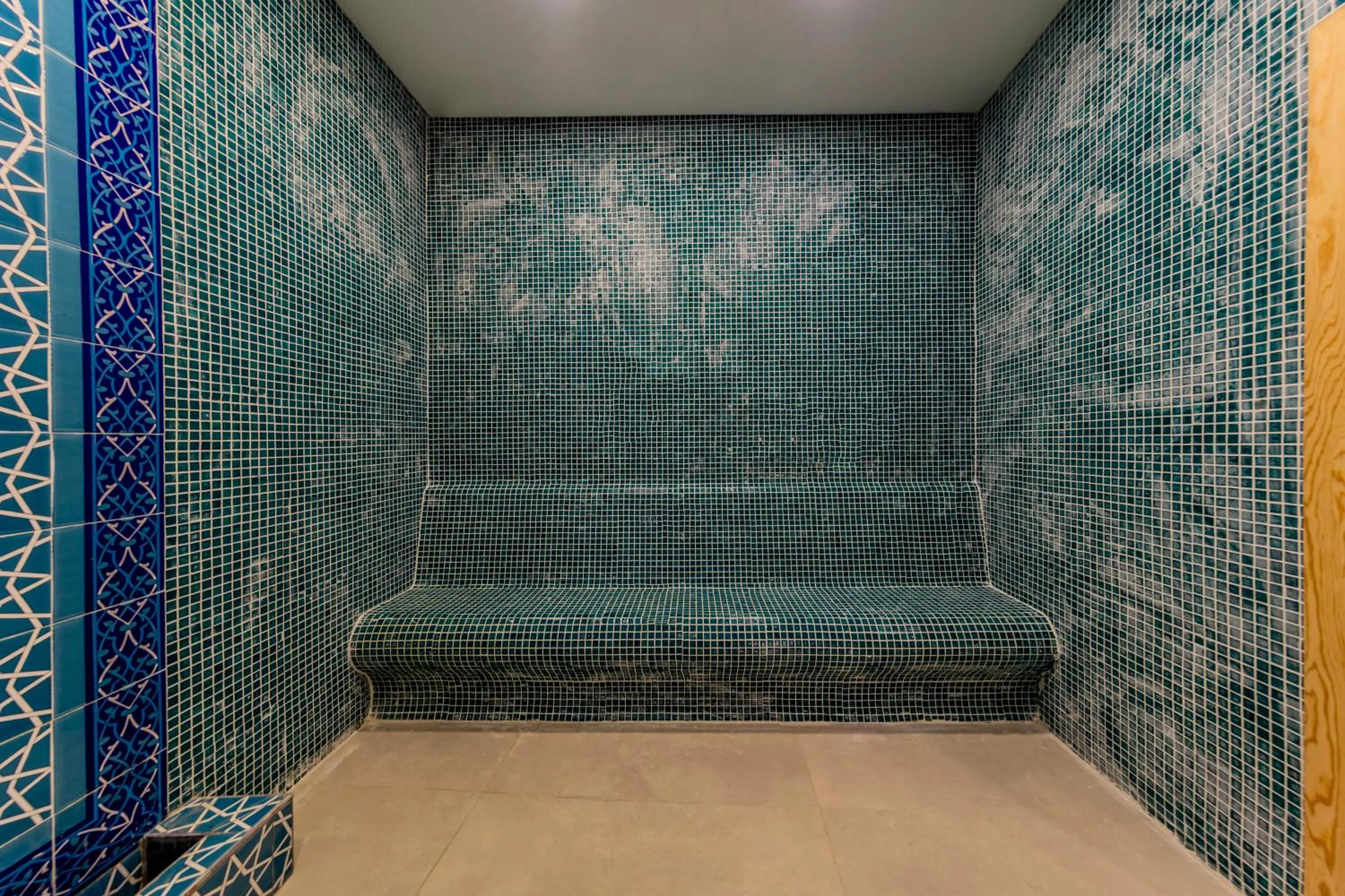 Steam room in Roys Hotel & Suites