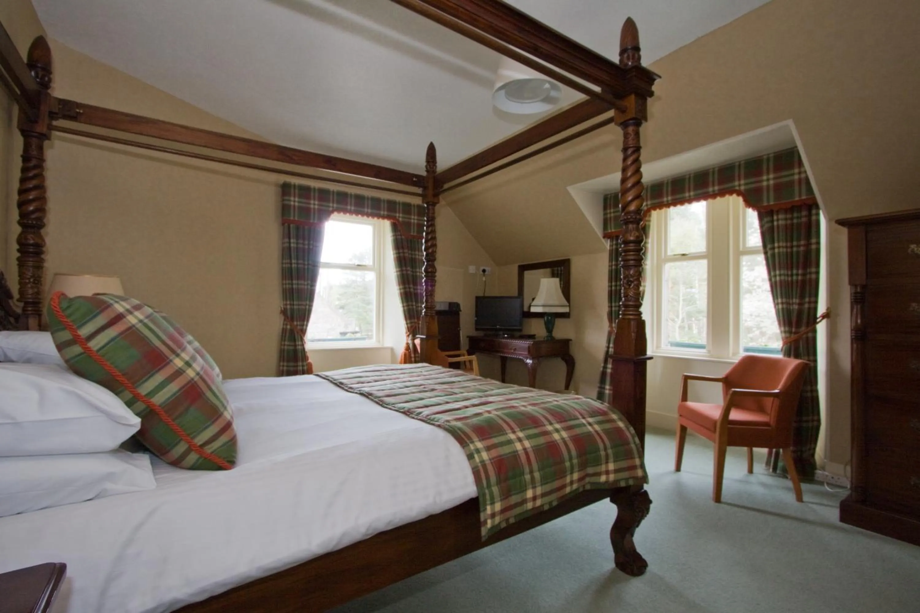 Bedroom, Bed in Loch Kinord Hotel