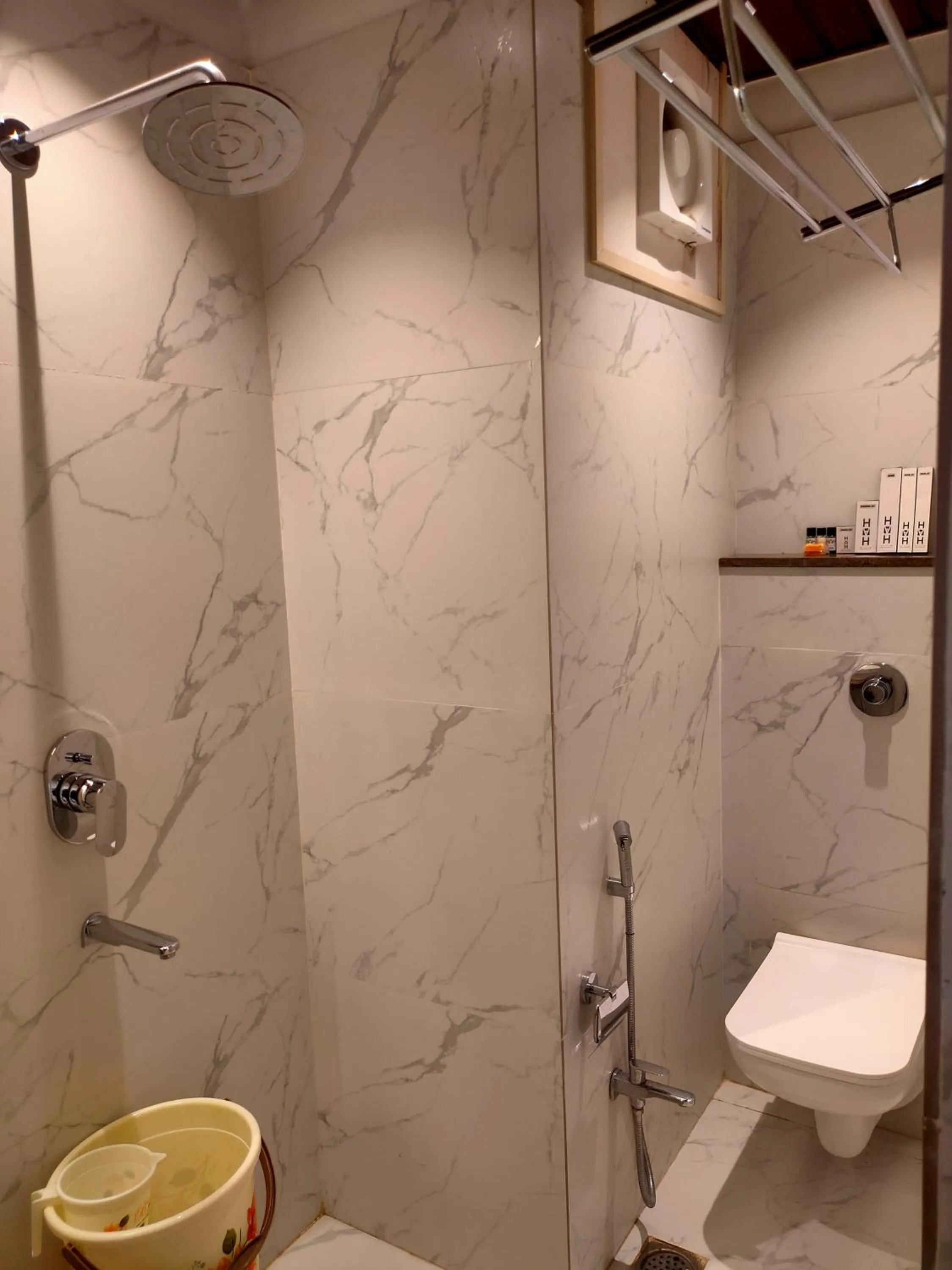 Shower in HVH Kashi Vishwanath - 400 meters from Kashi Vishwanath Temple & Ganga Aarti Ghat