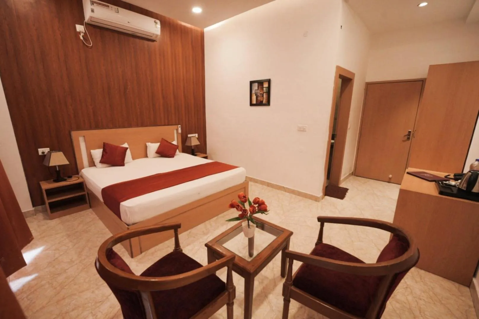 Photo of the whole room, Bed in The Retreat