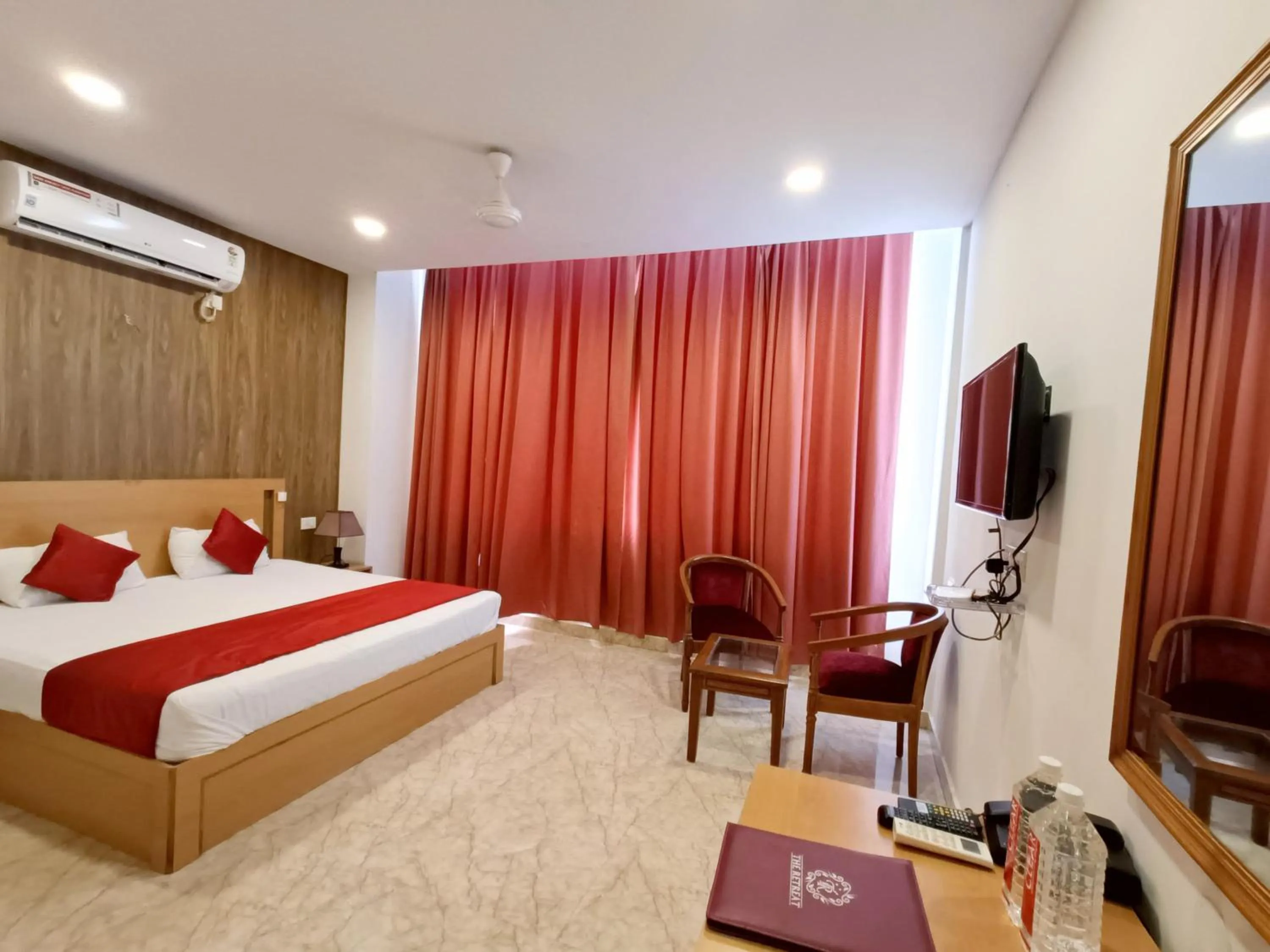 Photo of the whole room, Bed in The Retreat