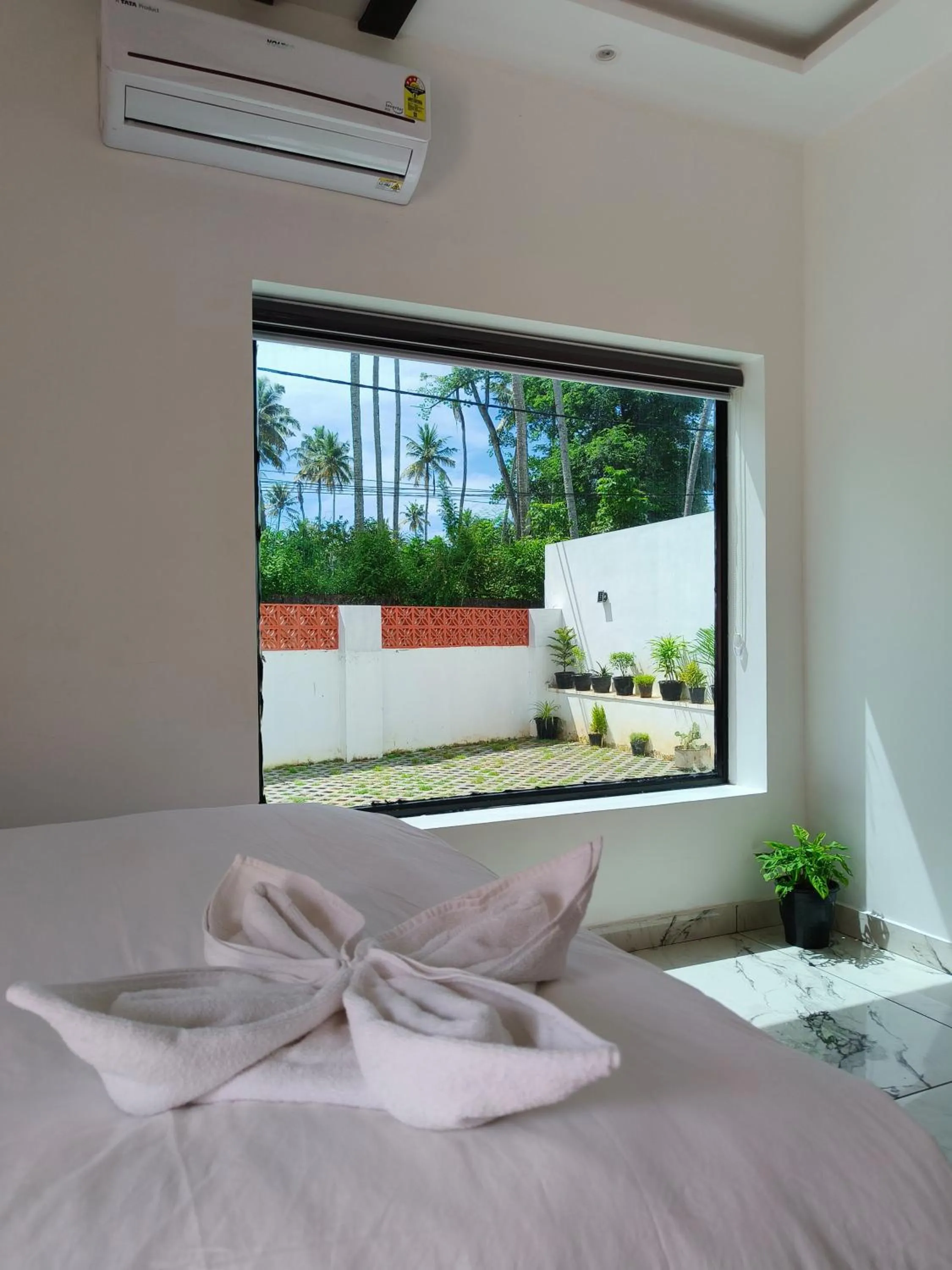 View (from property/room), Bed in Wavealokam Beach Retreat