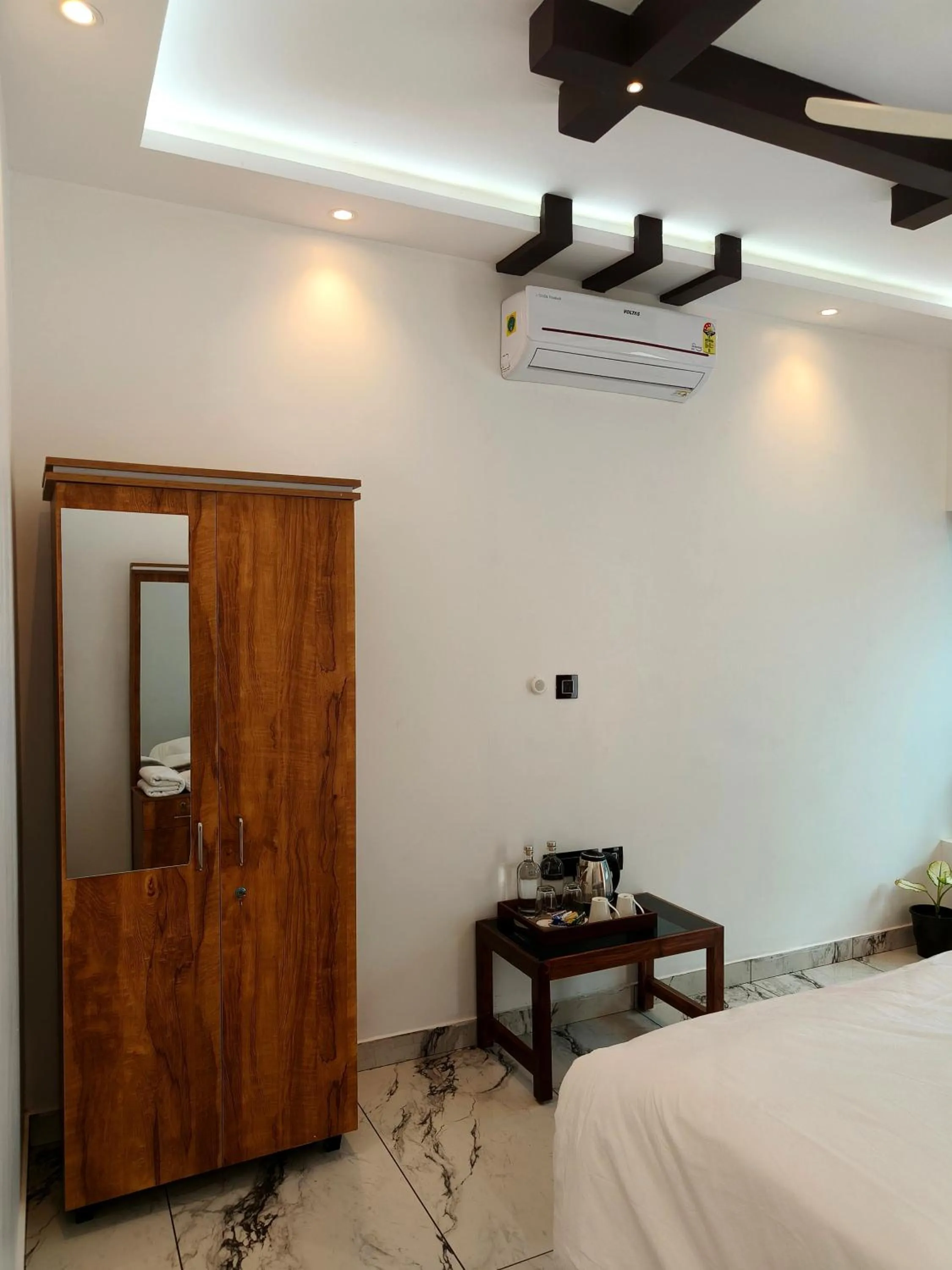 wardrobe, Bed in Wavealokam Beach Retreat