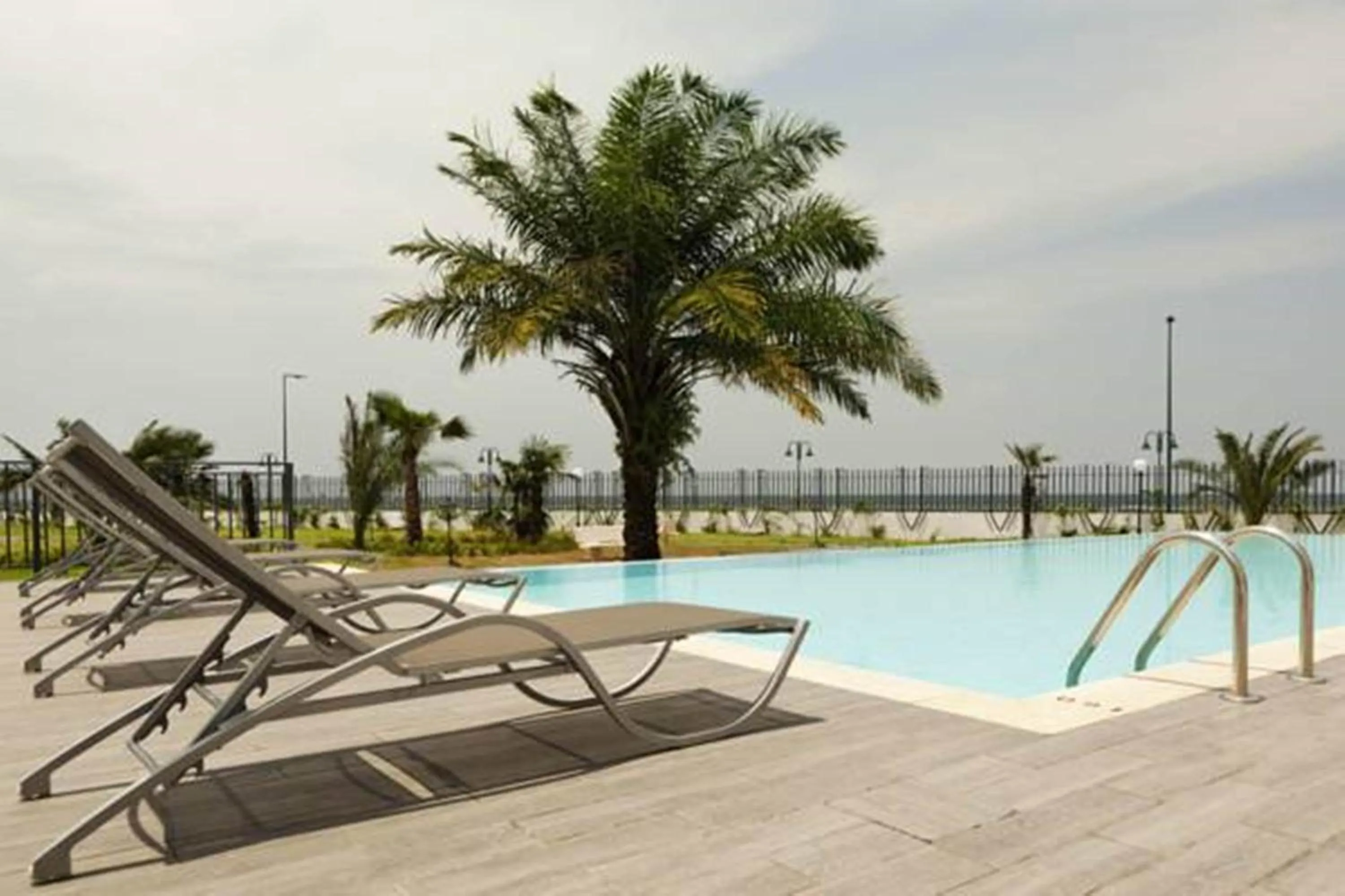 Swimming pool in Ibis Bata