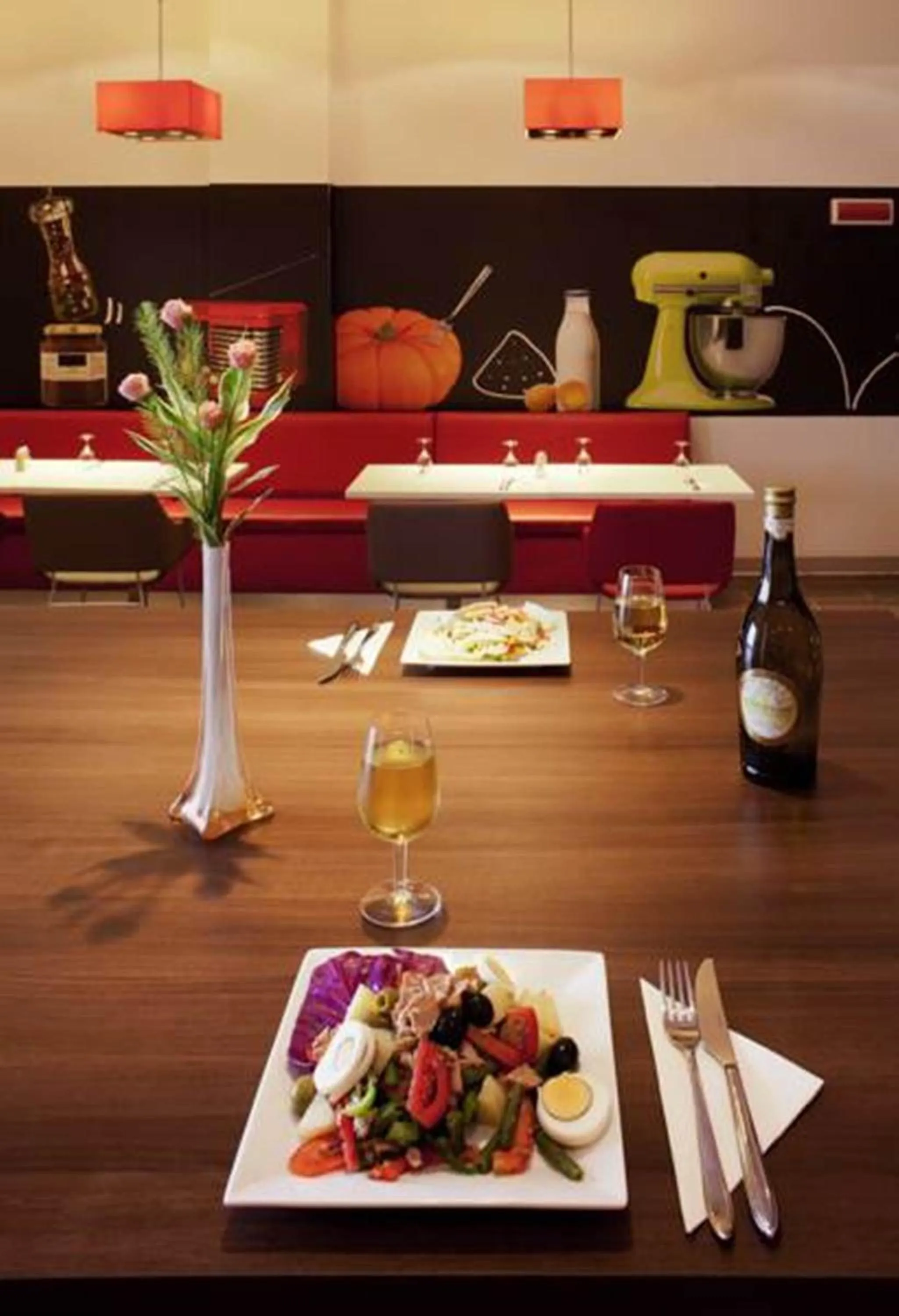 Restaurant/places to eat in Ibis Bata