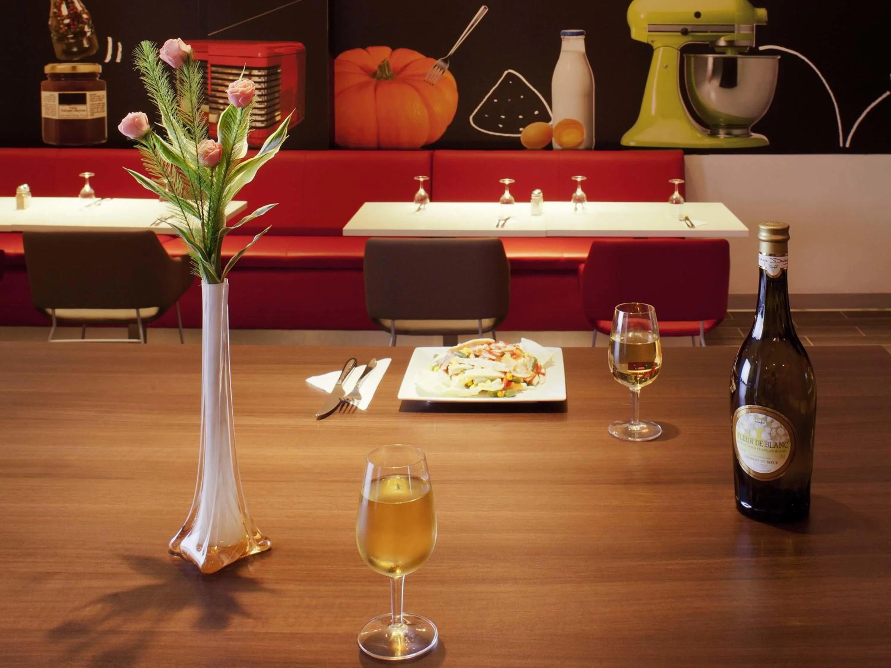 Restaurant/places to eat in Ibis Bata